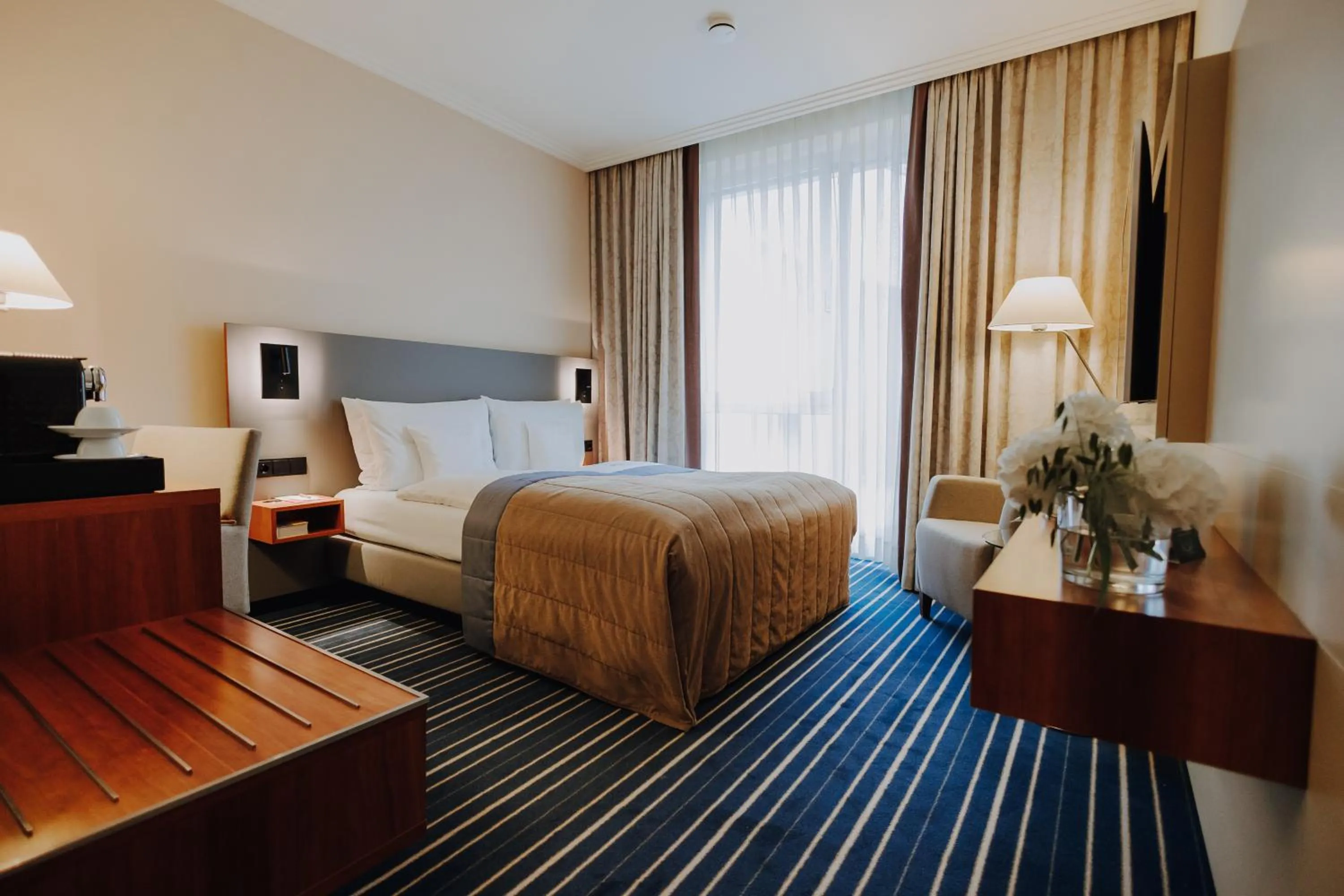 Photo of the whole room, Bed in Lind Hotel