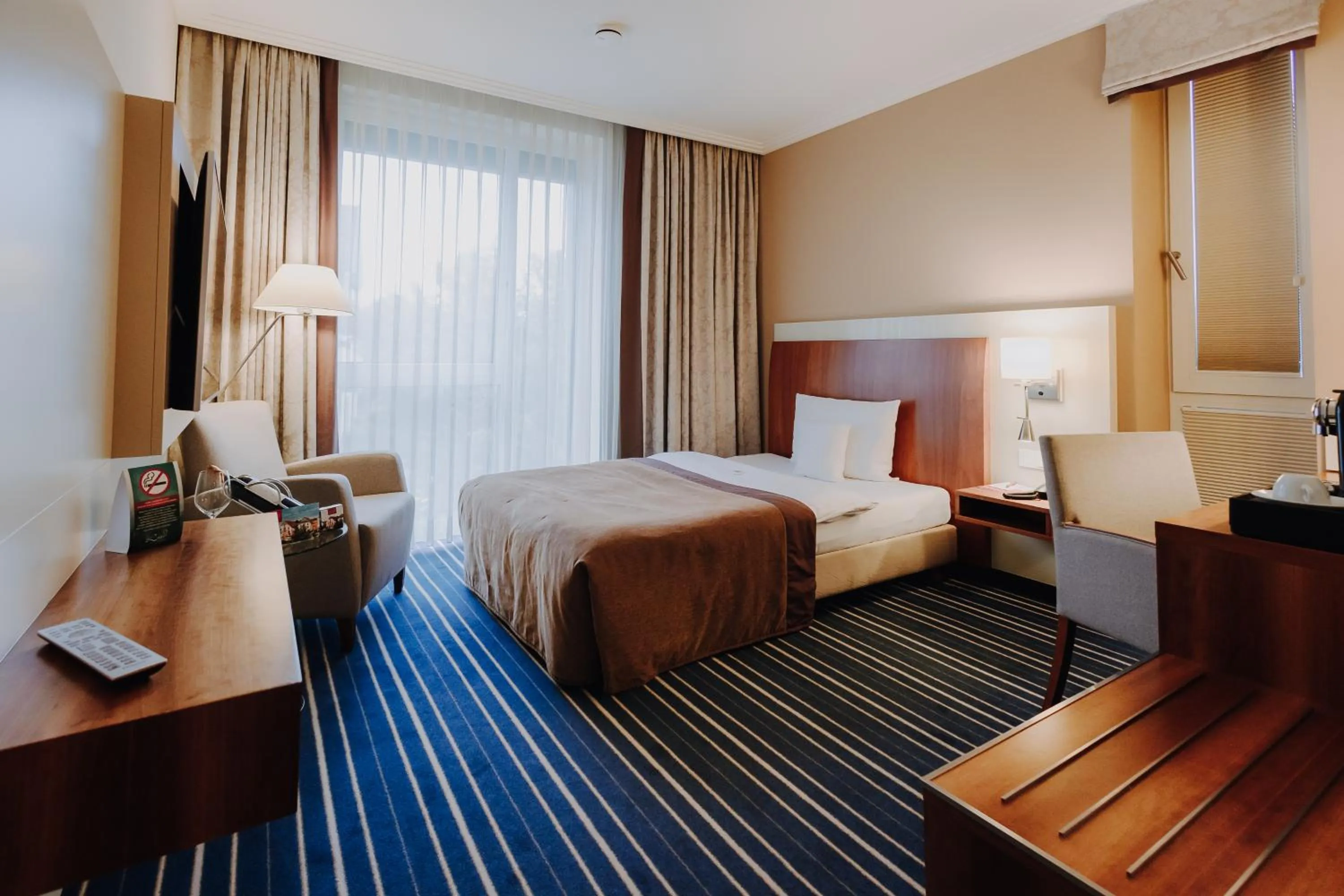 Photo of the whole room, Bed in Lind Hotel