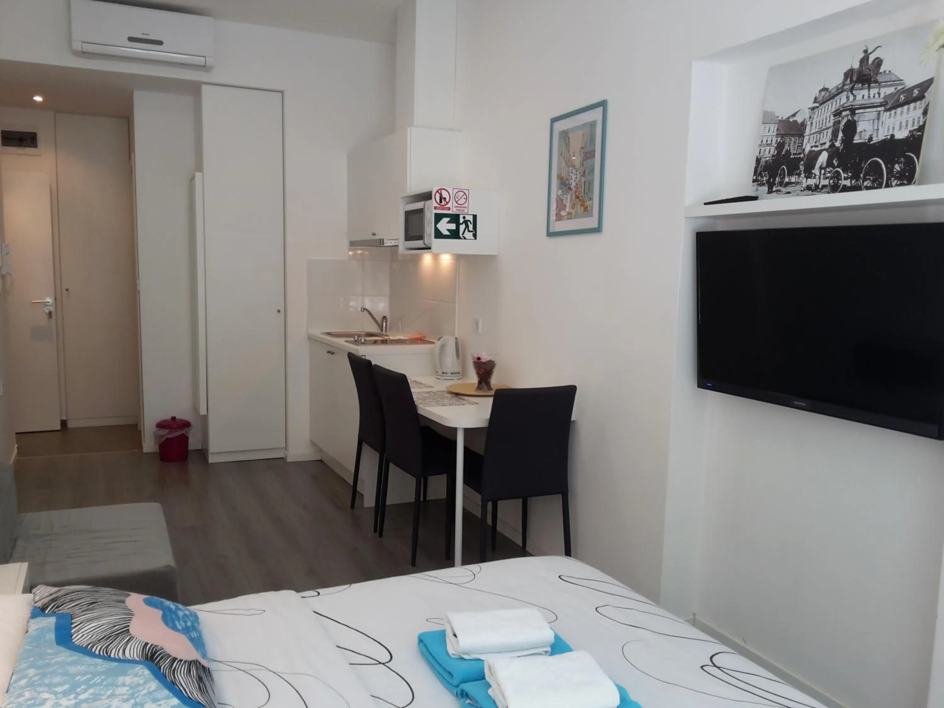 Seating area, Bed in Haustor Apartments
