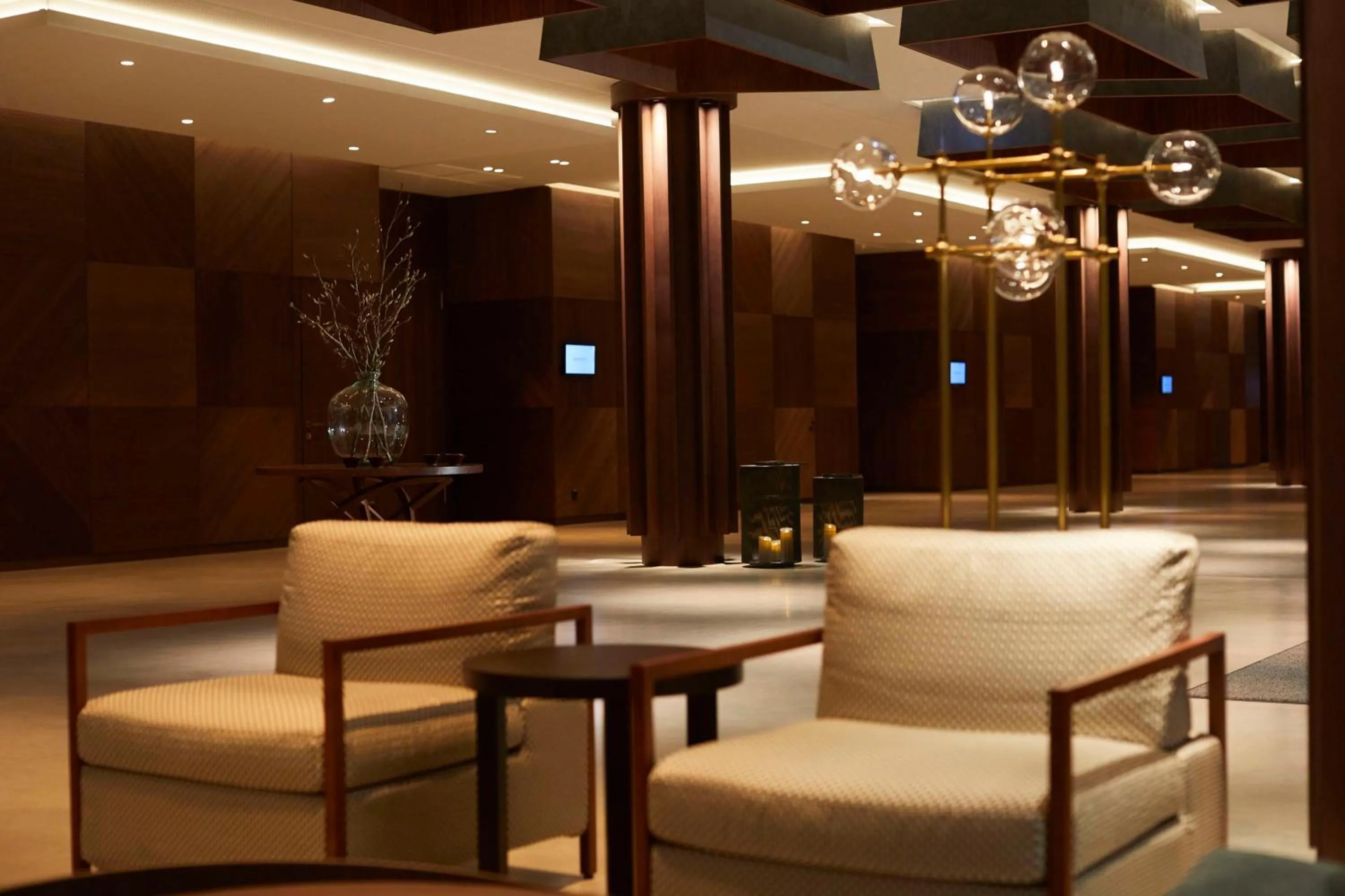 Lobby or reception in Infinity Hotel & Conference Resort Munich