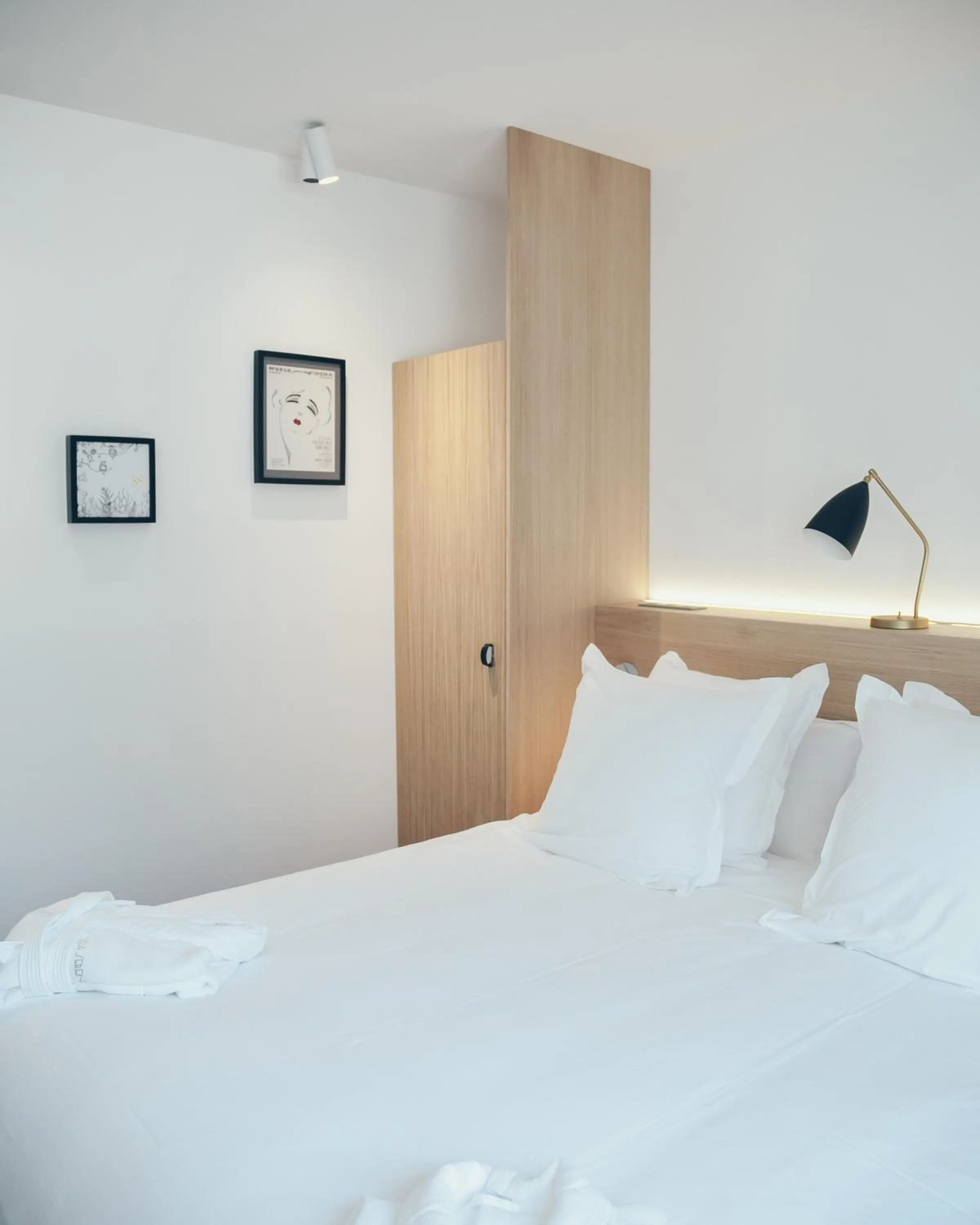 Shower, Bed in Hôtel & Spa Villa Seren