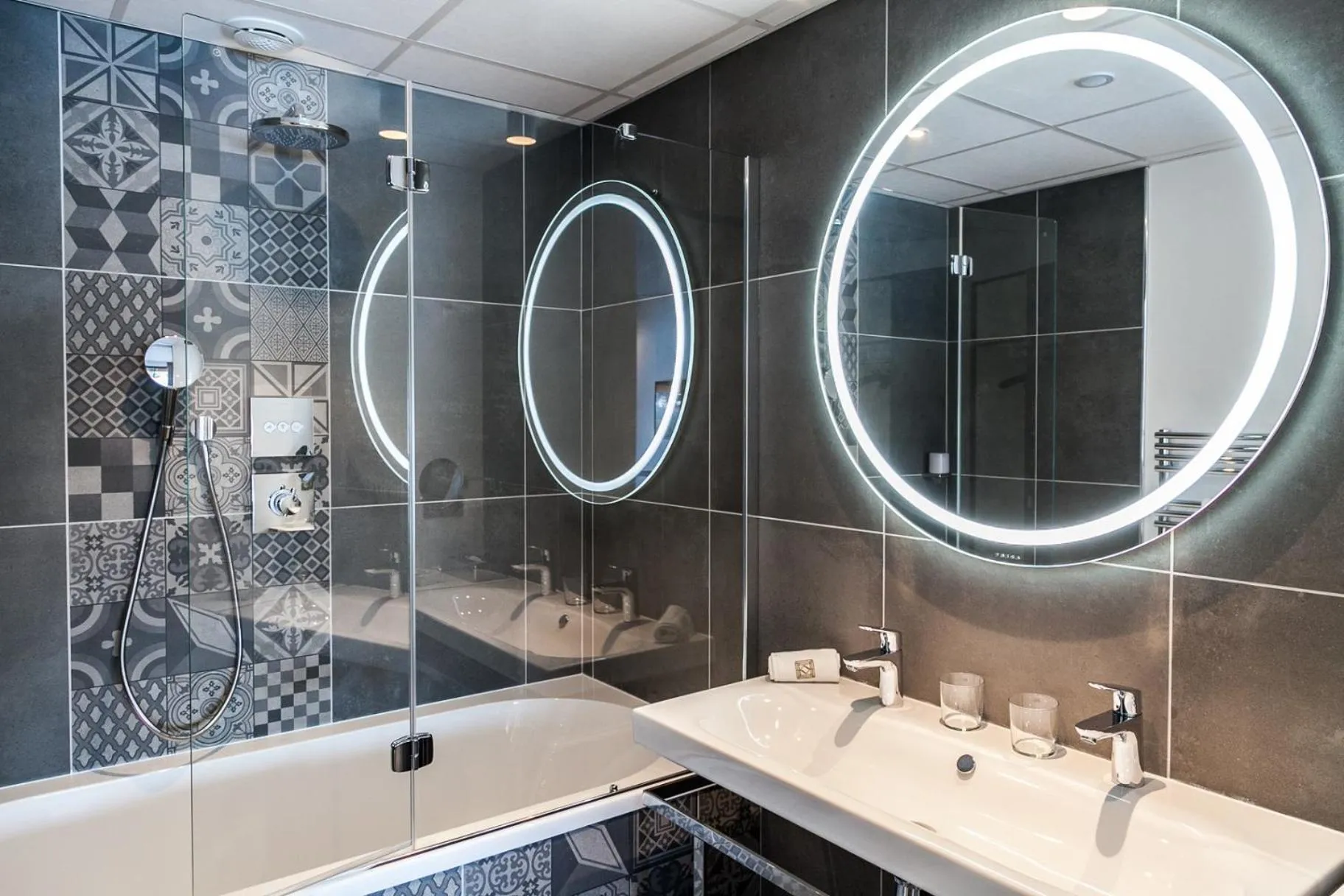 Shower in Hôtel & Spa Villa Seren