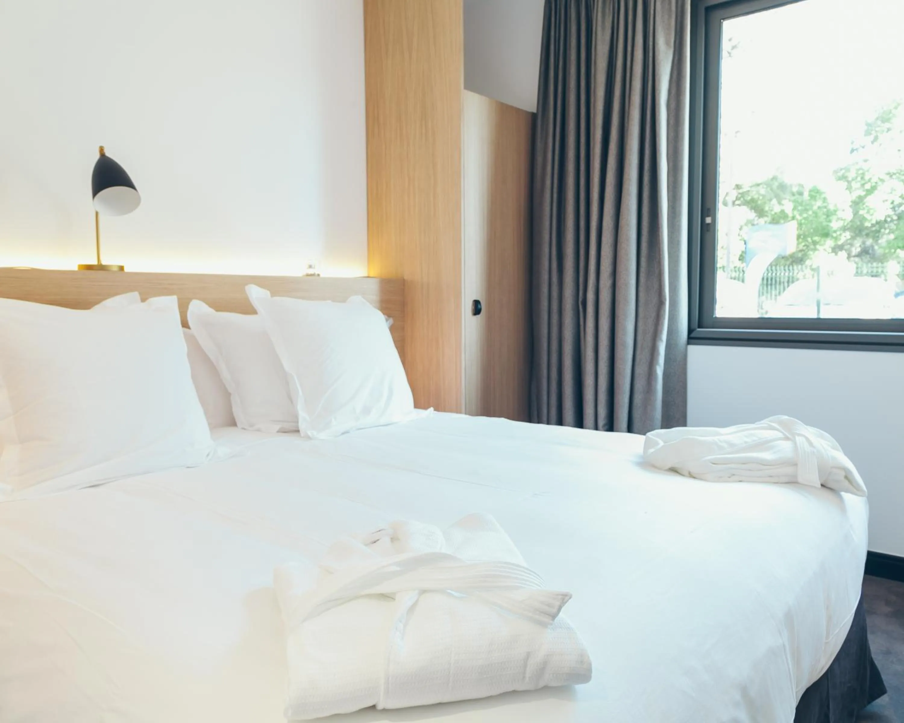 Shower, Bed in Hôtel & Spa Villa Seren