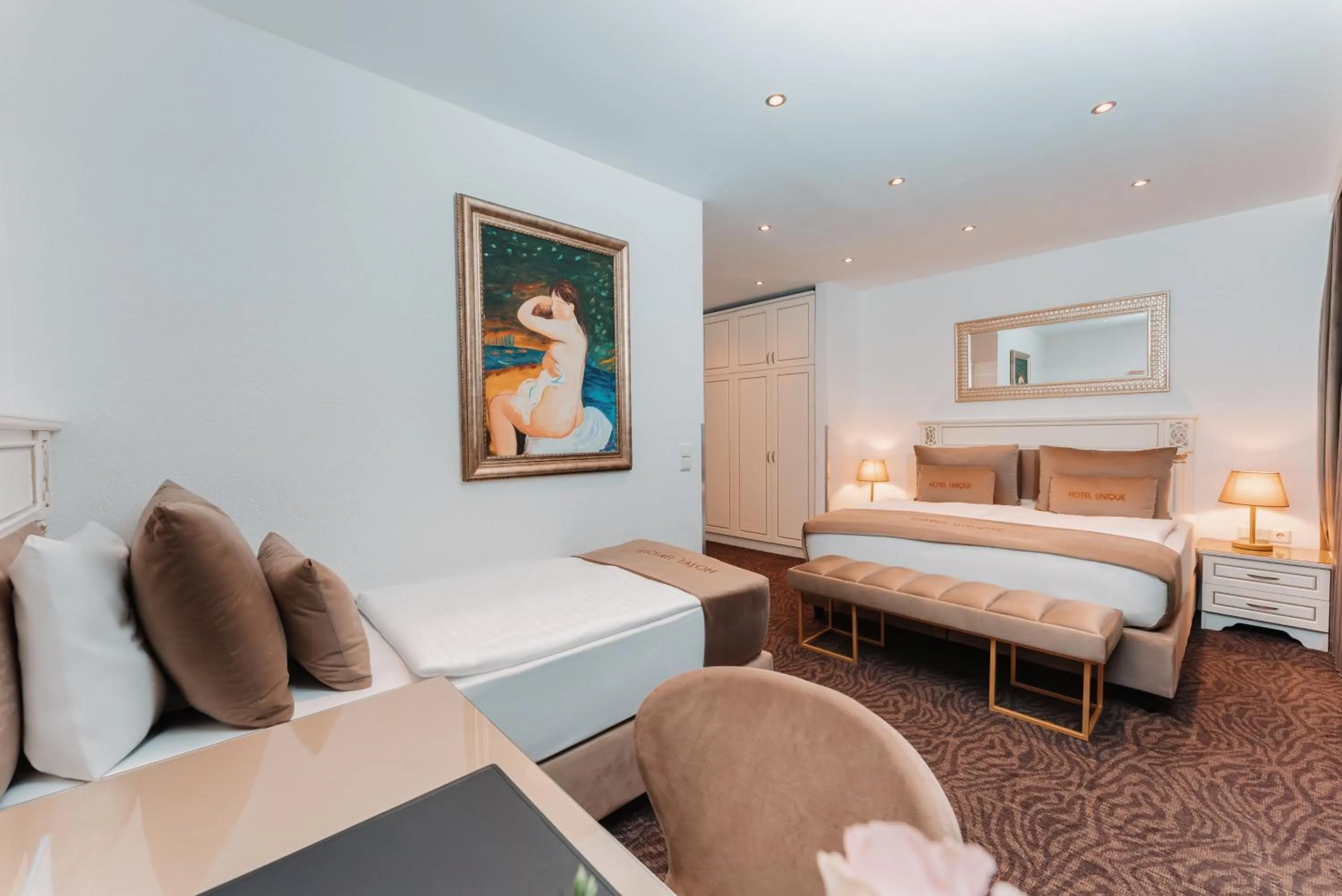 Photo of the whole room, Bed in Hotel Unique Dortmund Hauptbahnhof