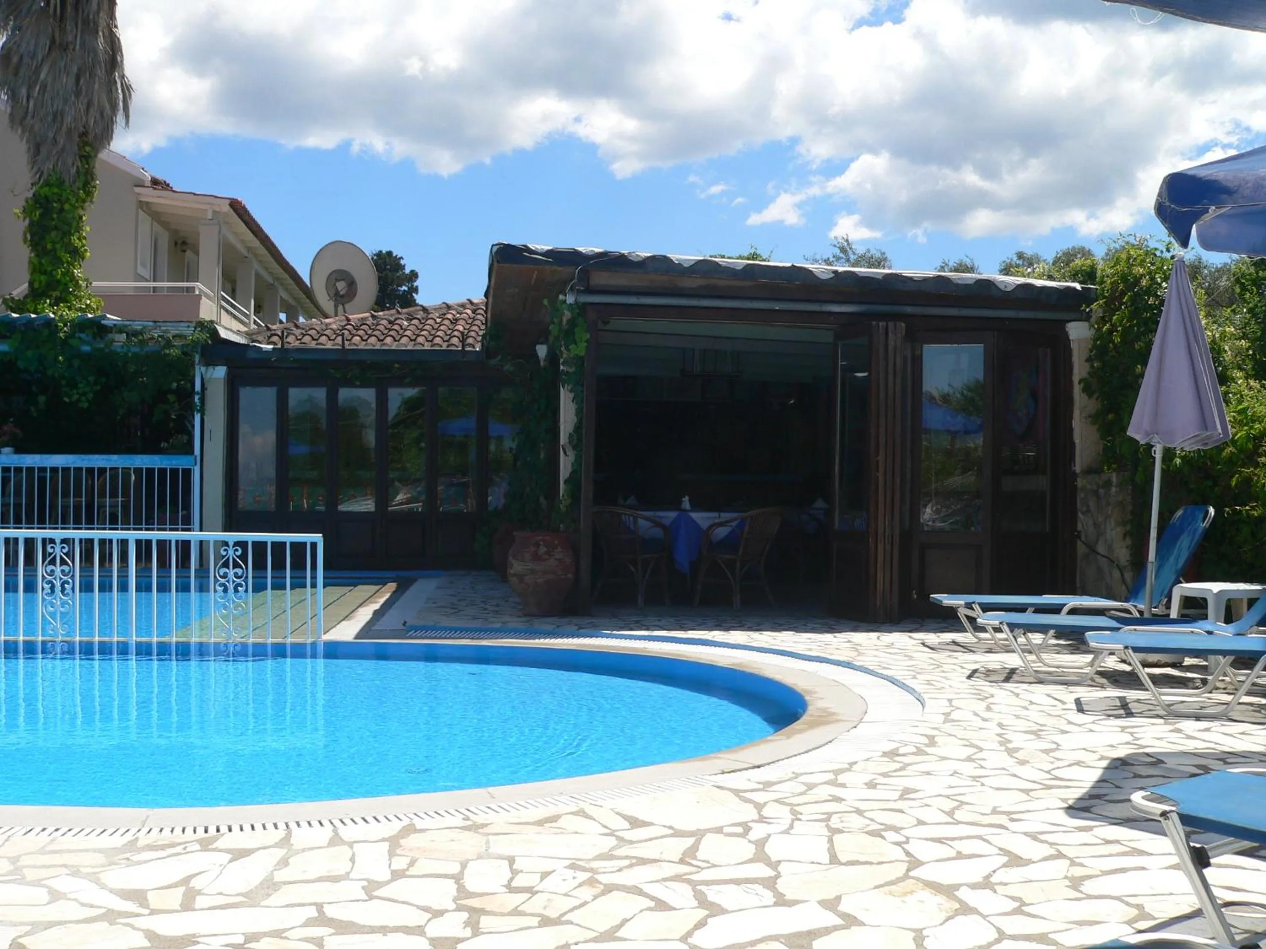 Restaurant/places to eat in Alexandros Studios Apartments