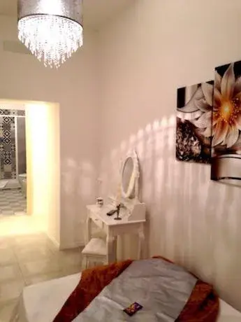 Deluxe Queen Room - single occupancy in Fashion Lux Deluxe Queen Room - single occupancy in Fashion Lux