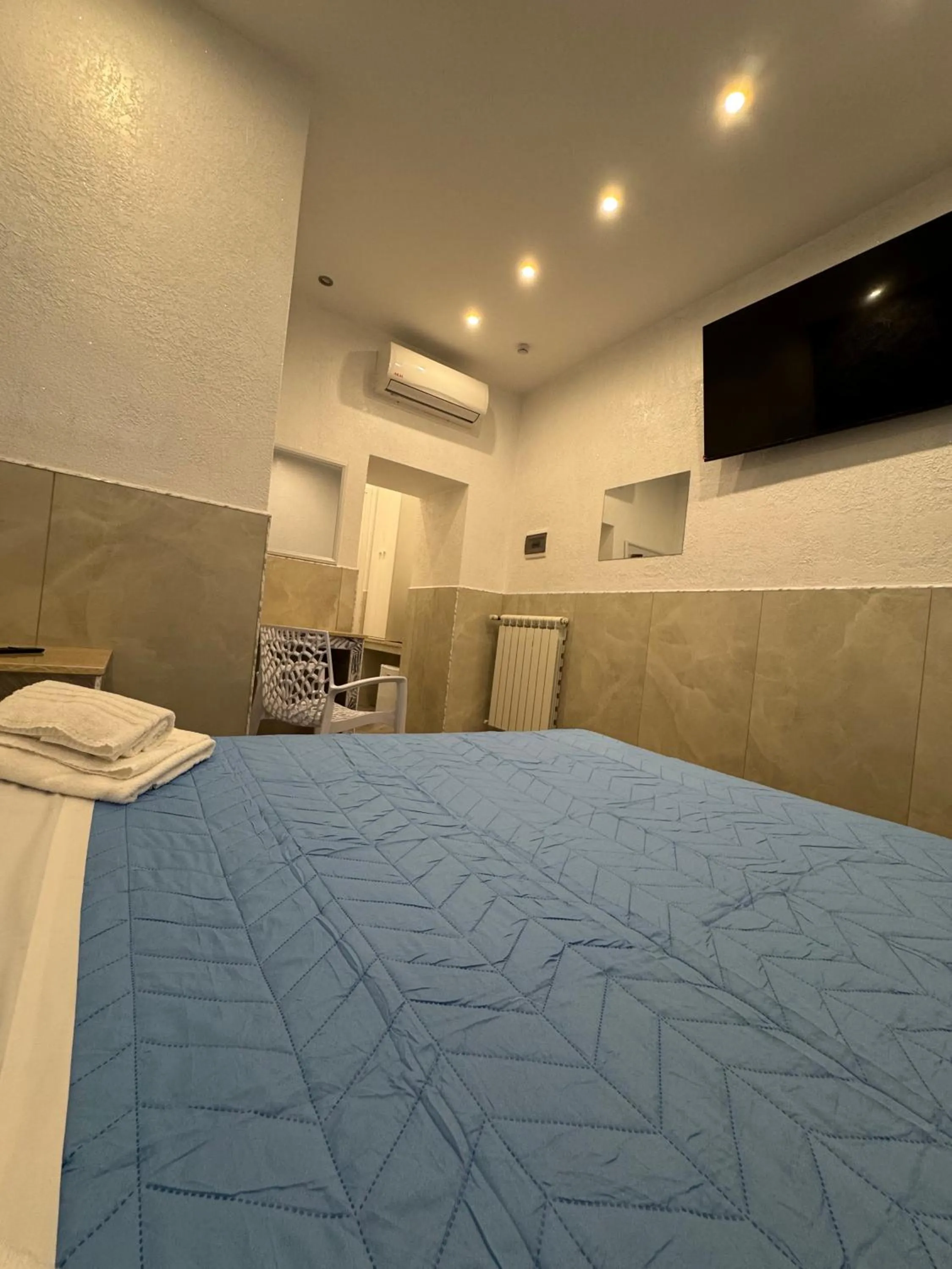 Bedroom, Bed in Fashion Lux