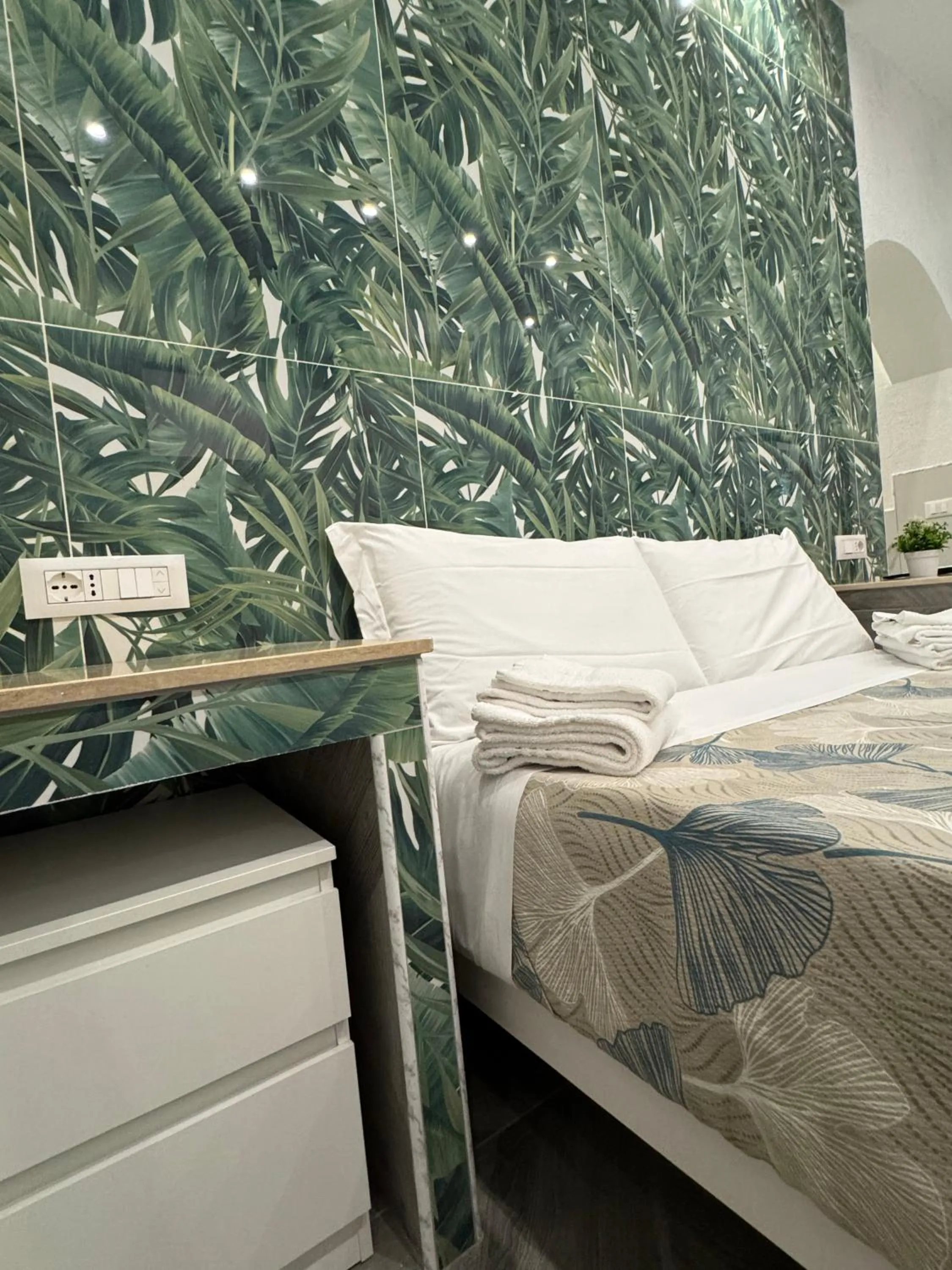 Bedroom, Bed in Fashion Lux