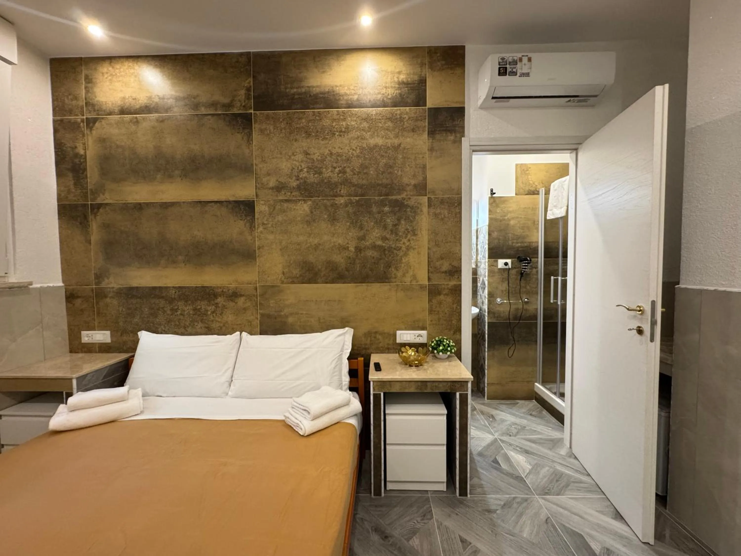 Bedroom, Bed in Fashion Lux