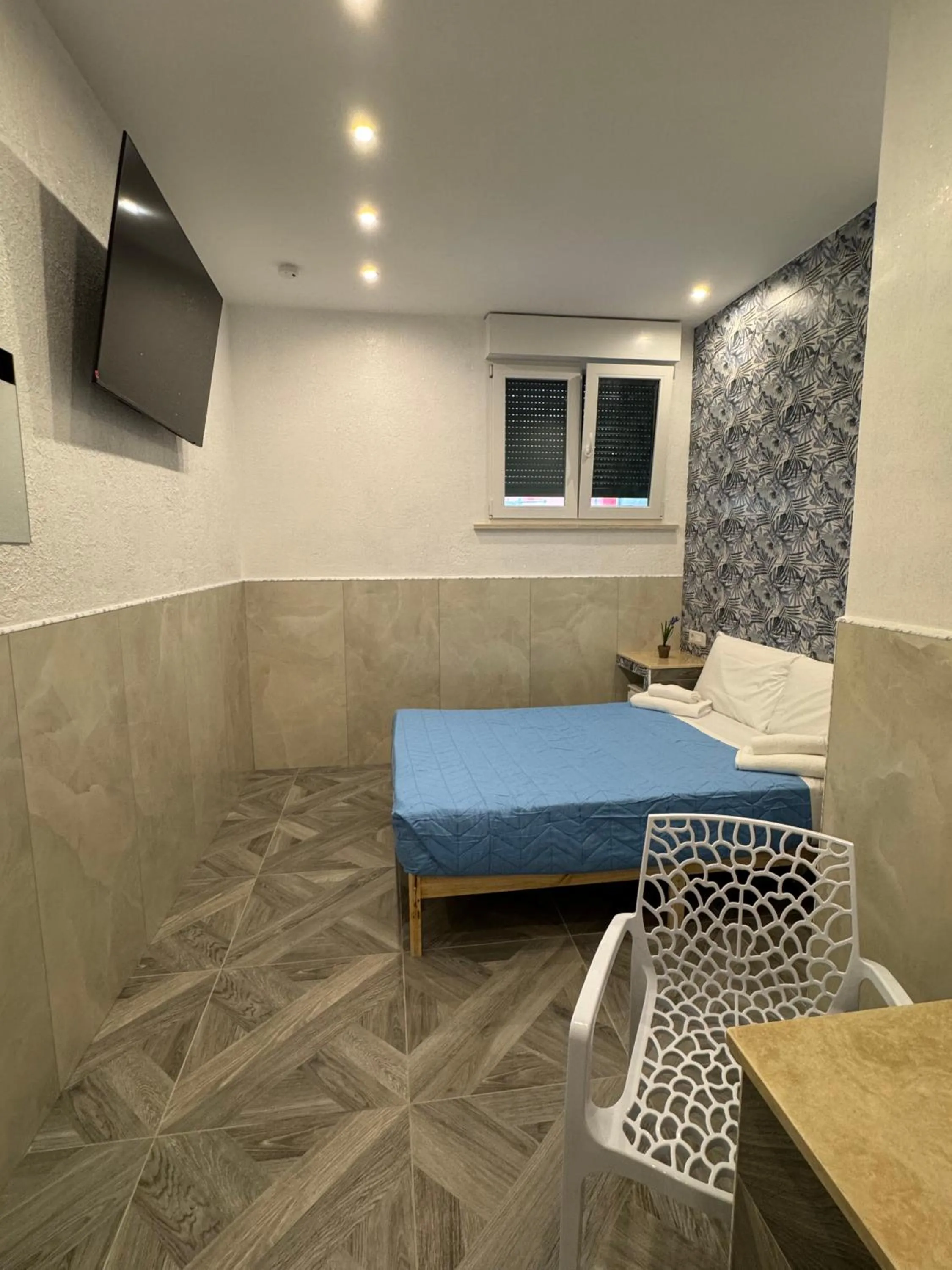 Bedroom, Bed in Fashion Lux