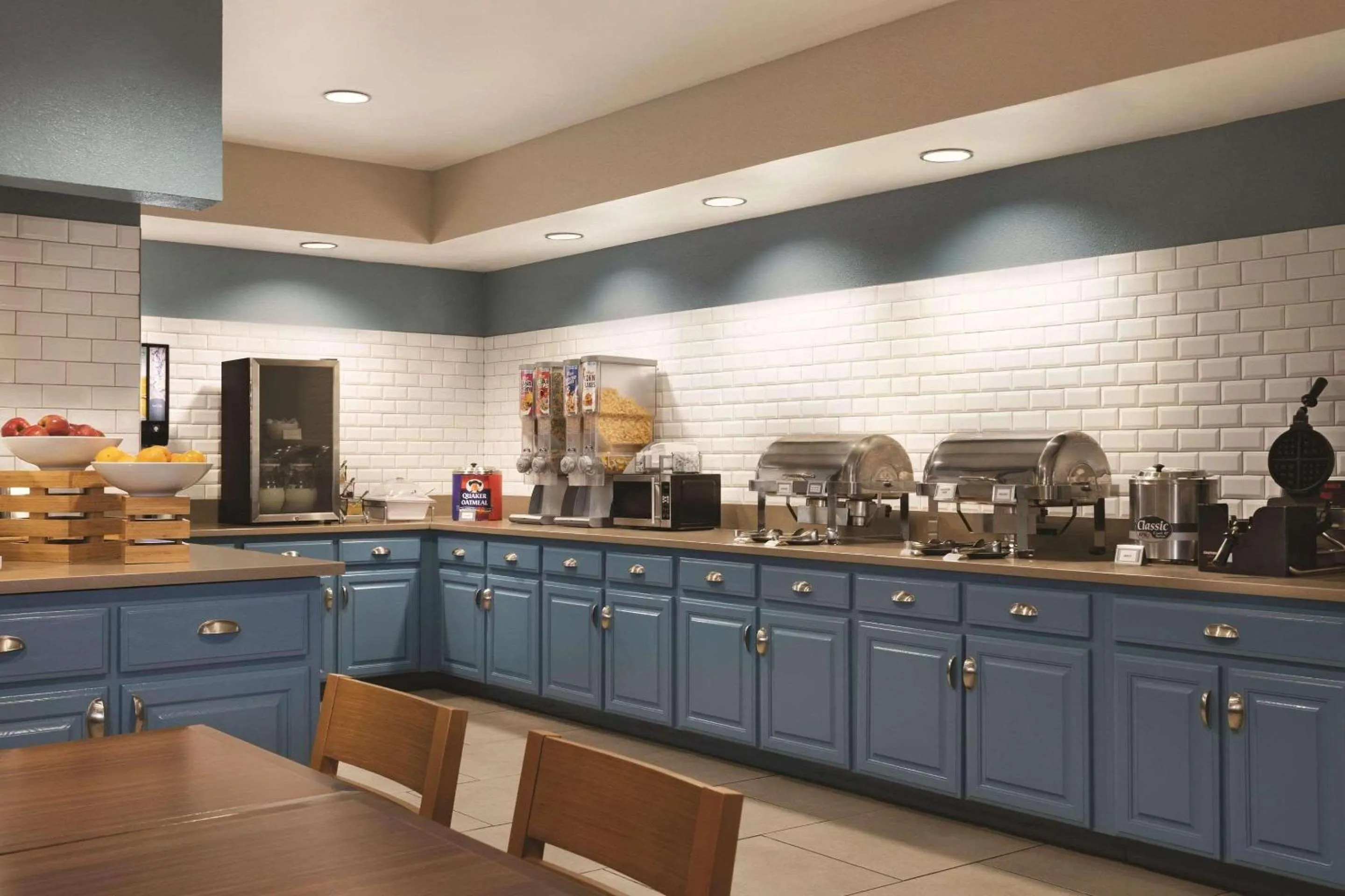 Breakfast in Country Inn & Suites by Radisson, Nashville Airport East, TN