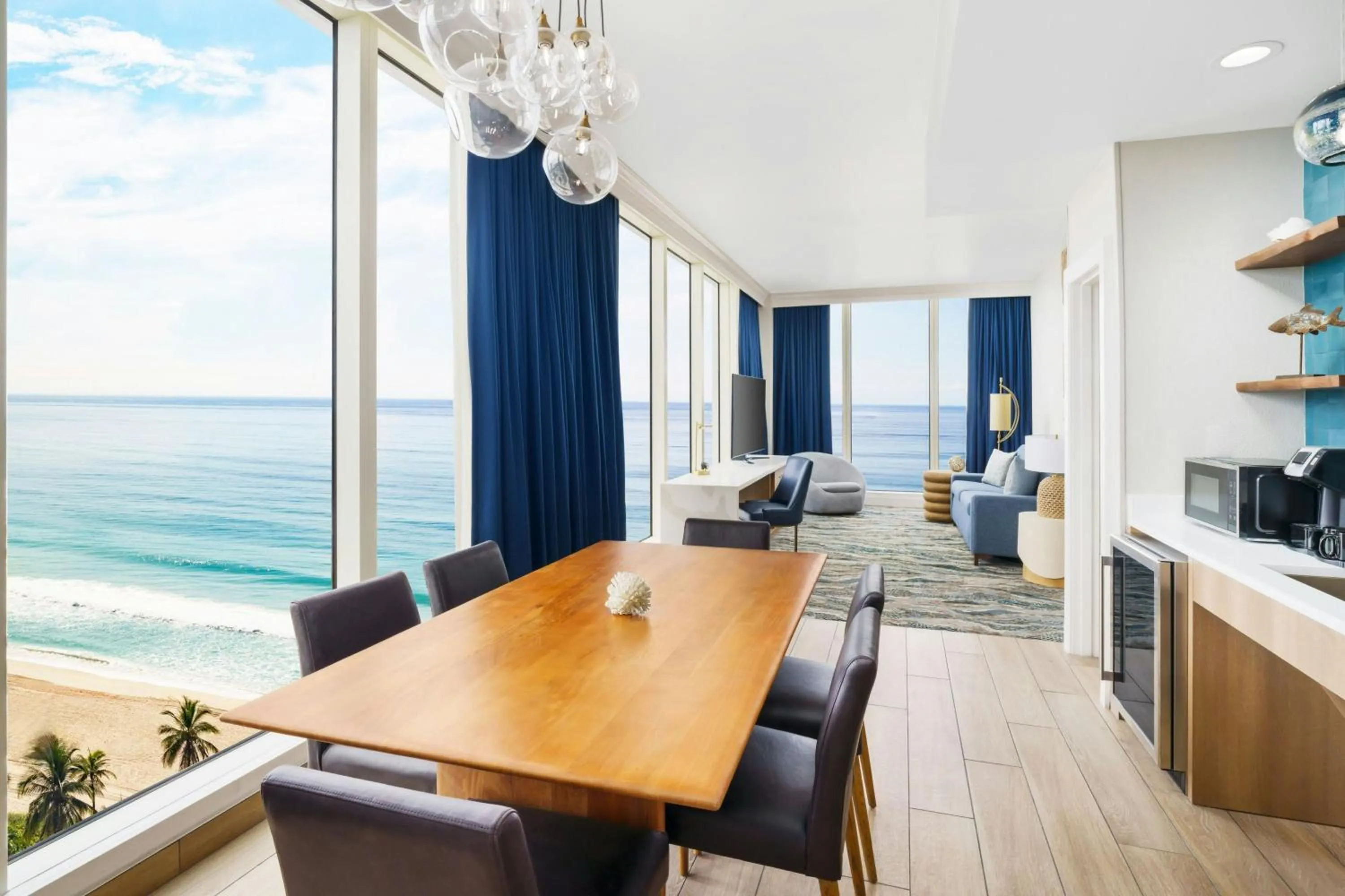 Photo of the whole room in Courtyard by Marriott Oceanside Fort Lauderdale Beach