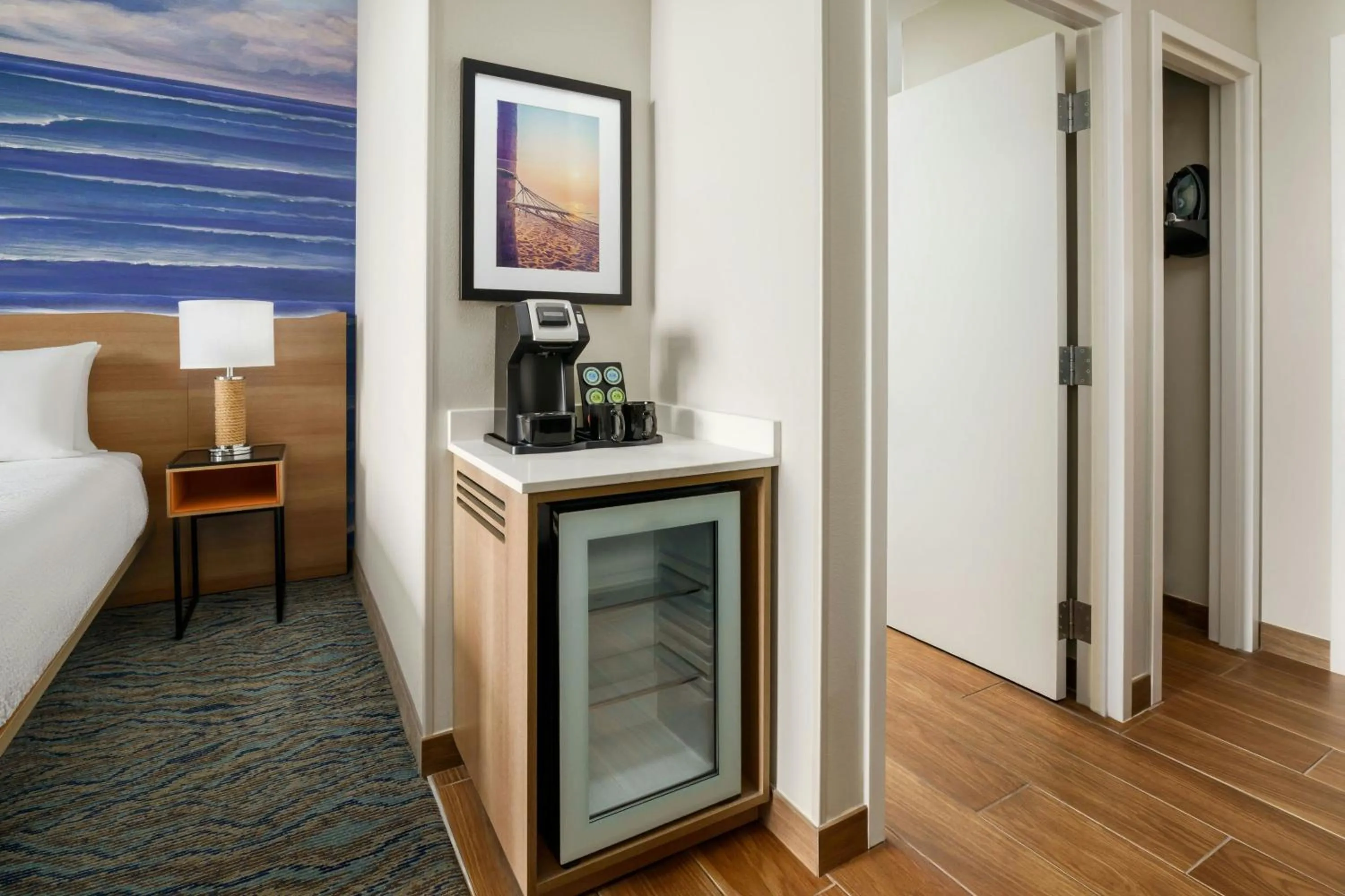 Photo of the whole room, Bed in Courtyard by Marriott Oceanside Fort Lauderdale Beach