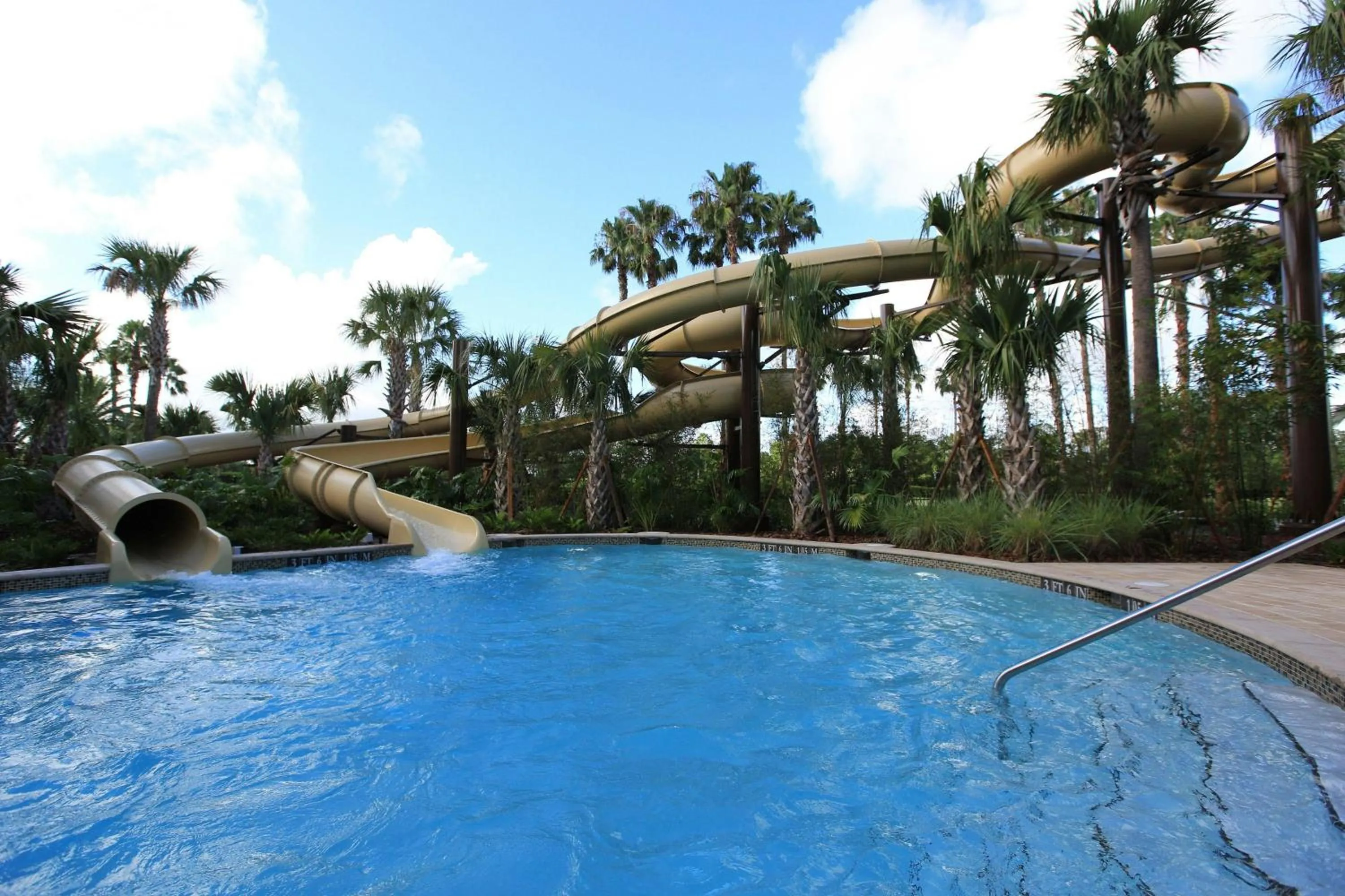 Swimming pool in Orlando World Center Marriott
