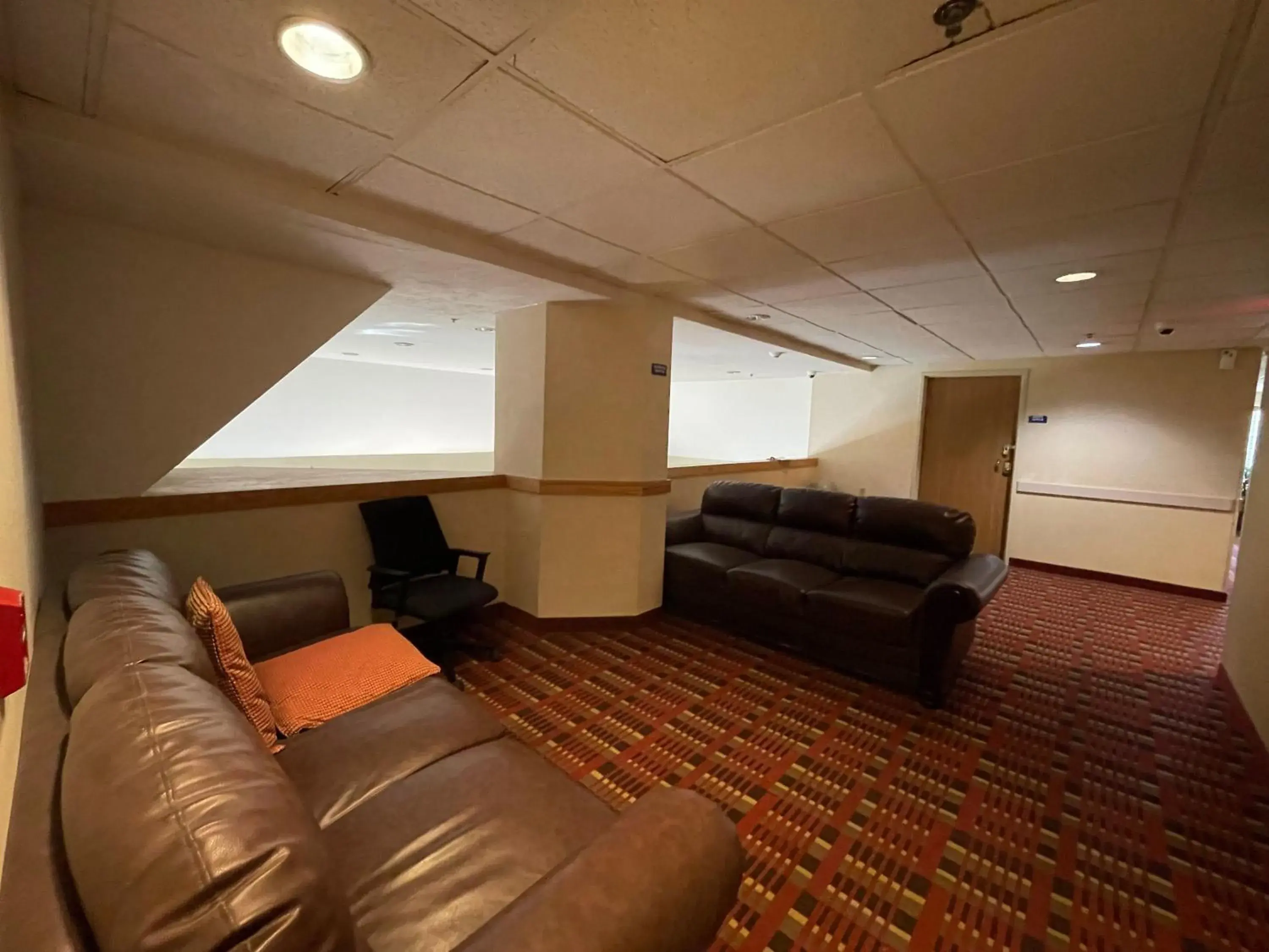 Seating Area in AIRPORT LODGING Pittsburgh Airport