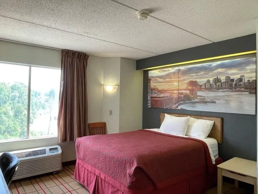 Bedroom in AIRPORT LODGING Pittsburgh Airport