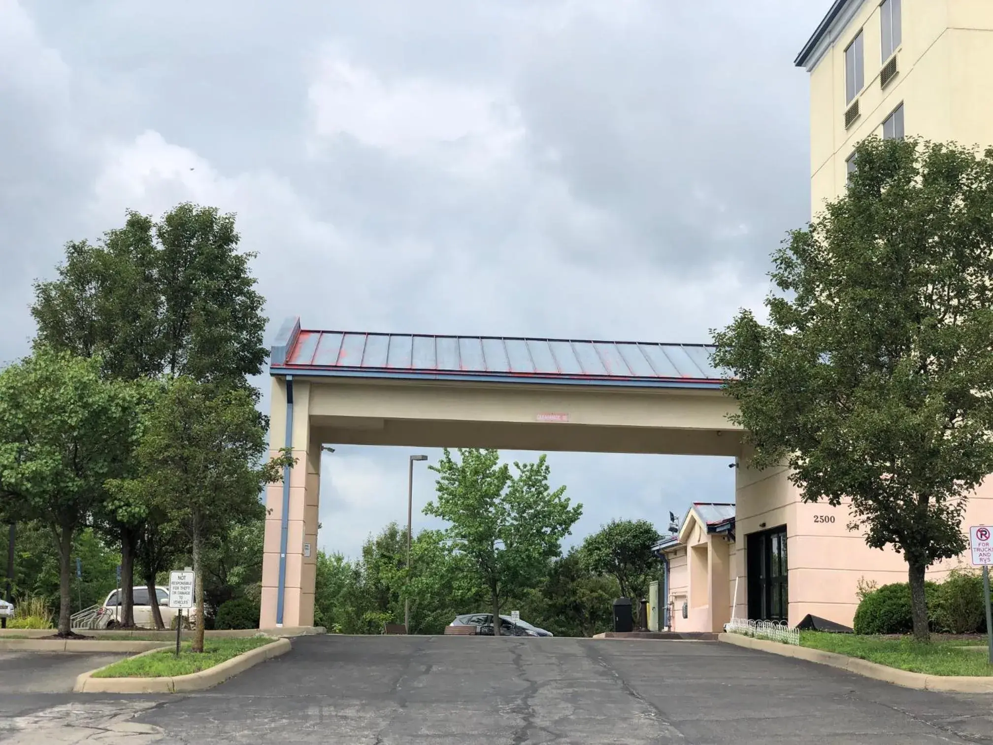 Facade/entrance, Property Building in AIRPORT LODGING Pittsburgh Airport