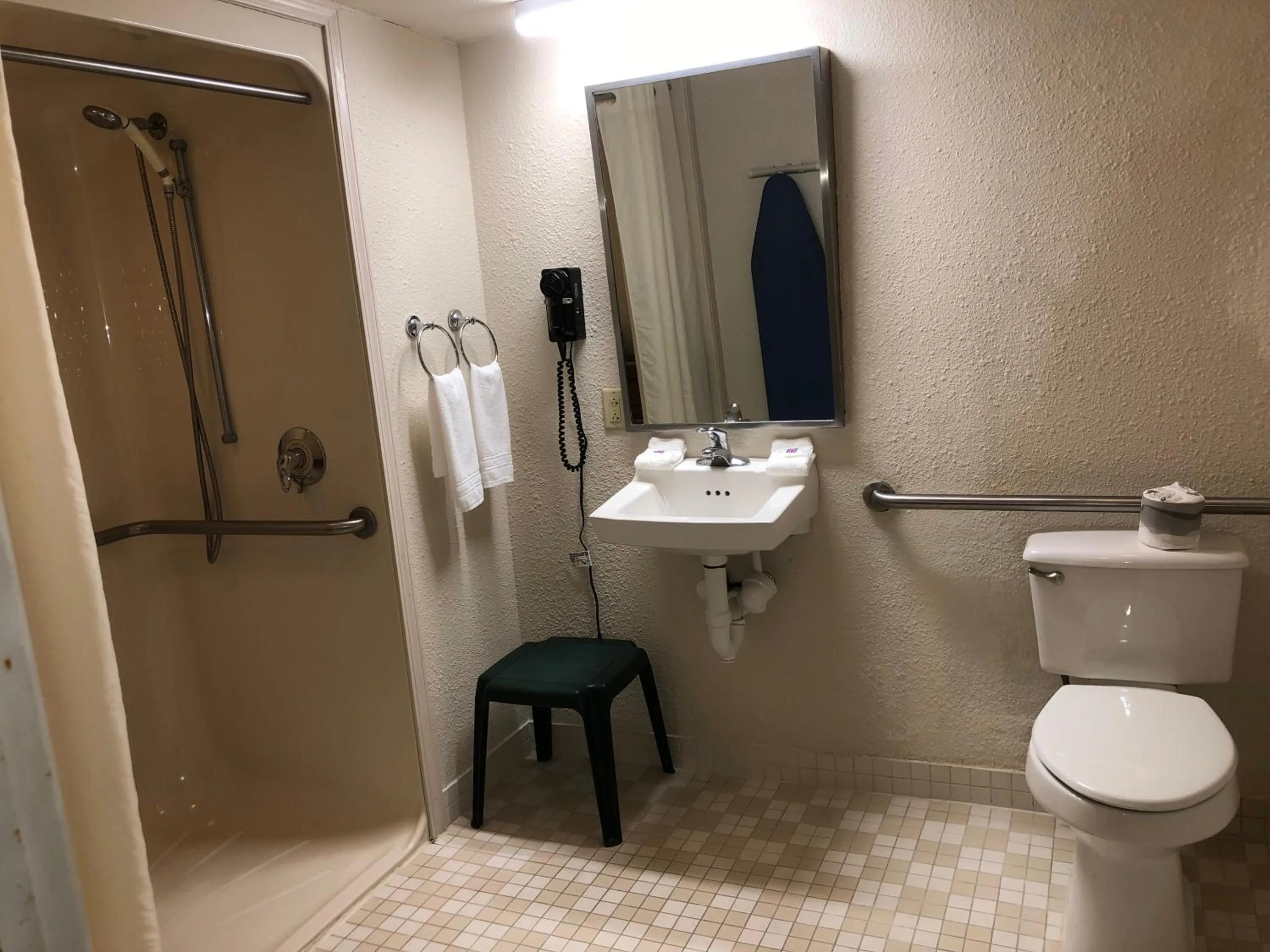 Bathroom in AIRPORT LODGING Pittsburgh Airport