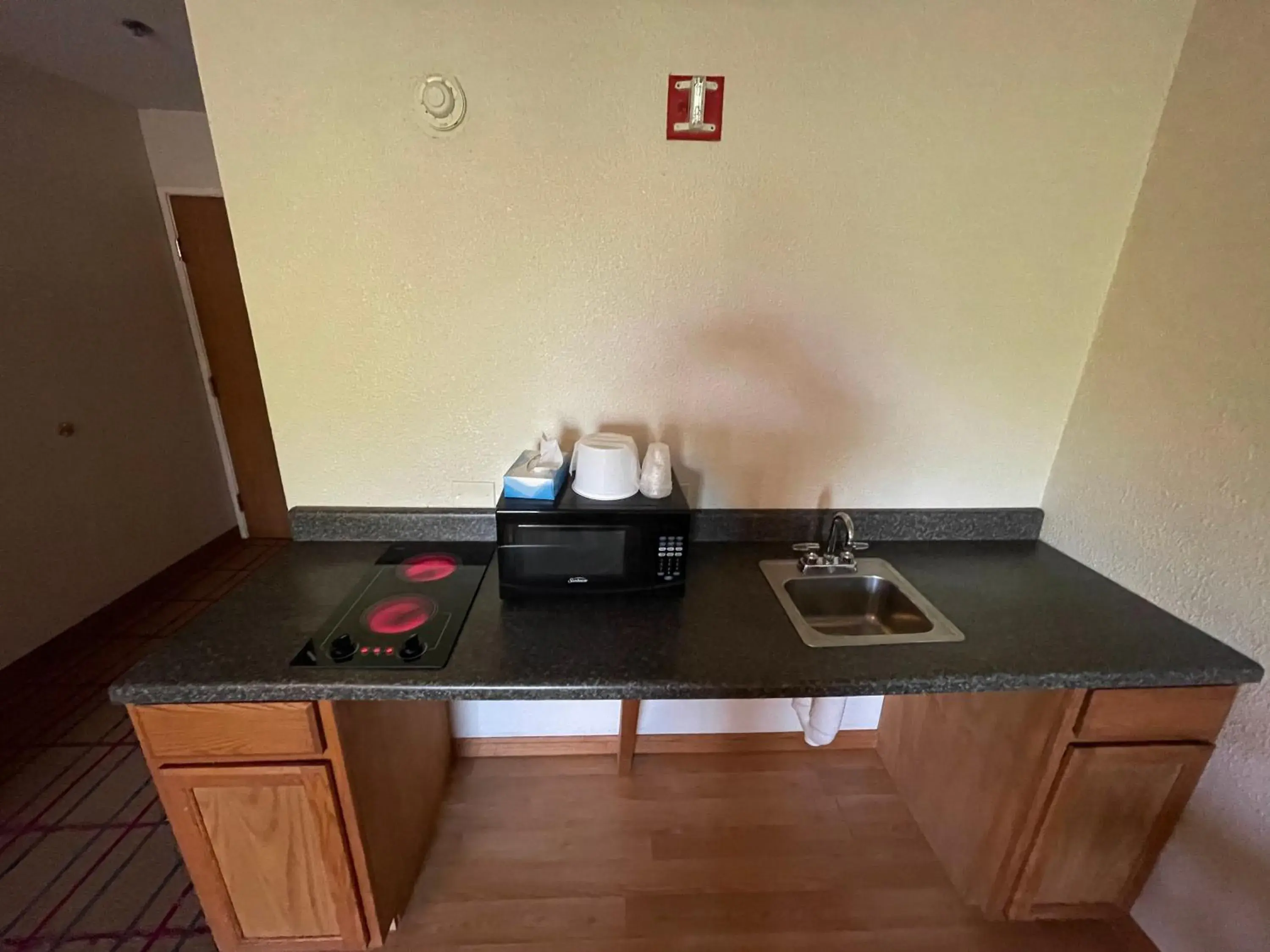 Kitchen or kitchenette, Kitchen/Kitchenette in AIRPORT LODGING Pittsburgh Airport