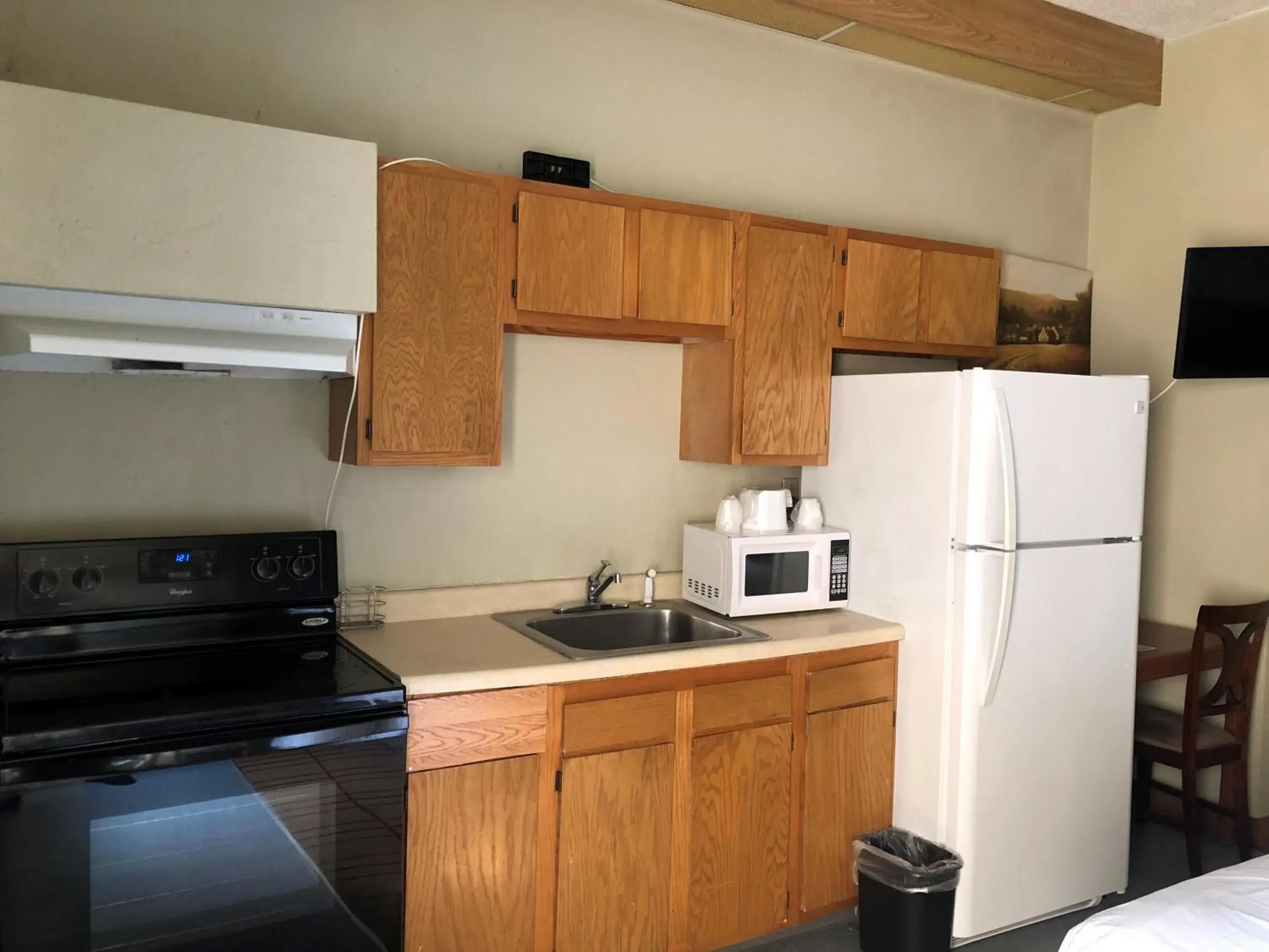 Kitchen or kitchenette, Kitchen/Kitchenette in AIRPORT LODGING Pittsburgh Airport