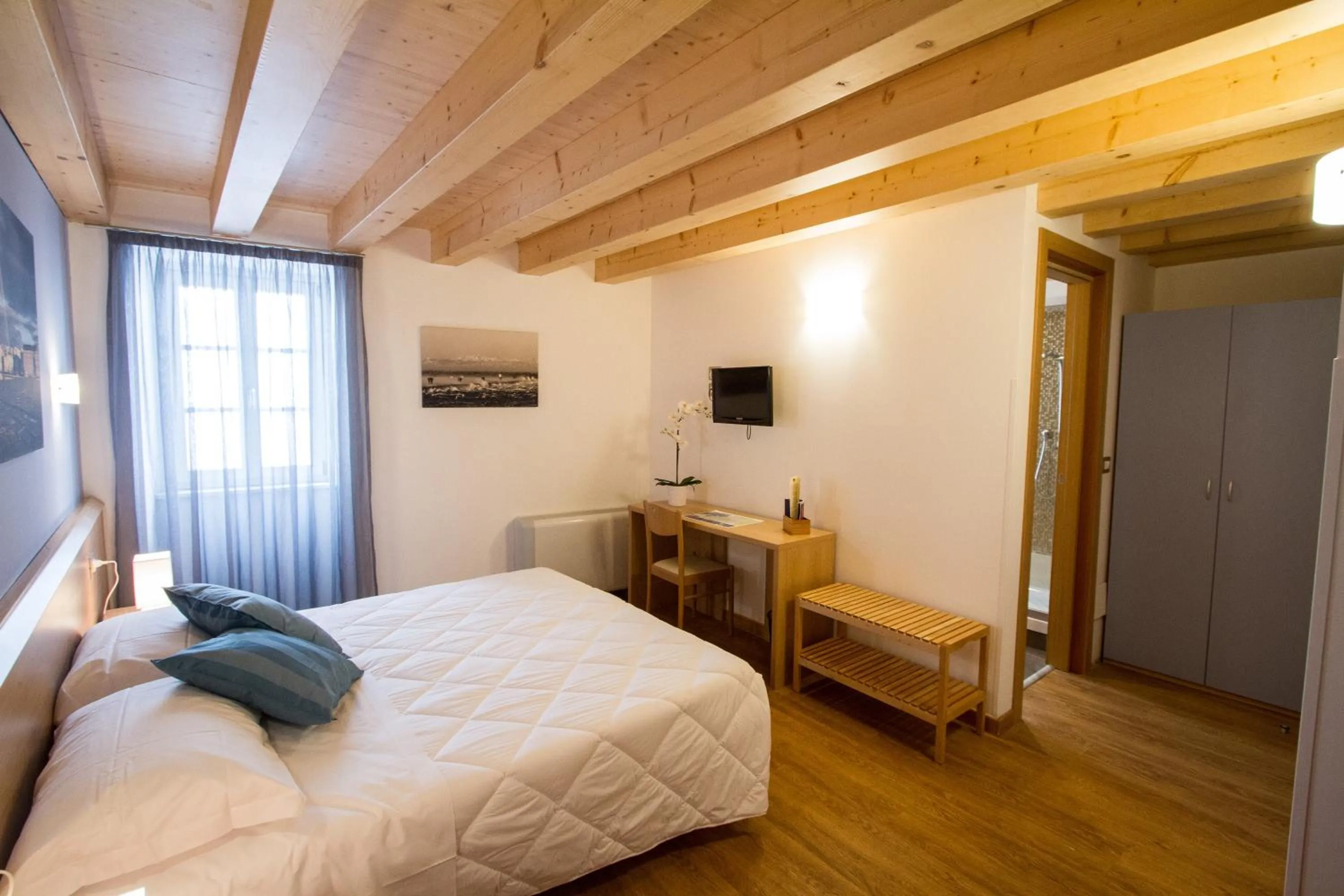 Shower, Bed in Hotel All'Arco