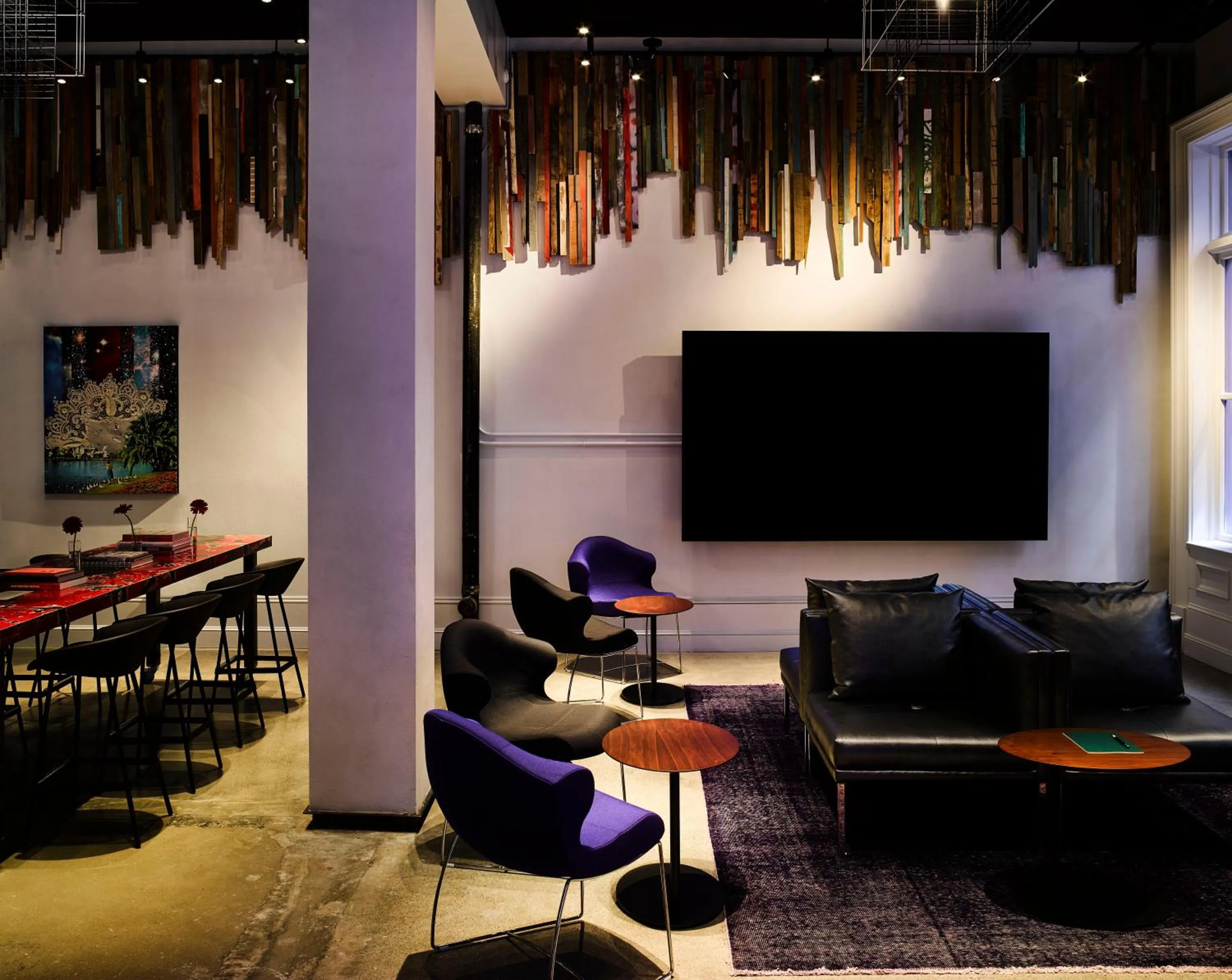 Communal lounge/ TV room in Hotel Zeppelin San Francisco