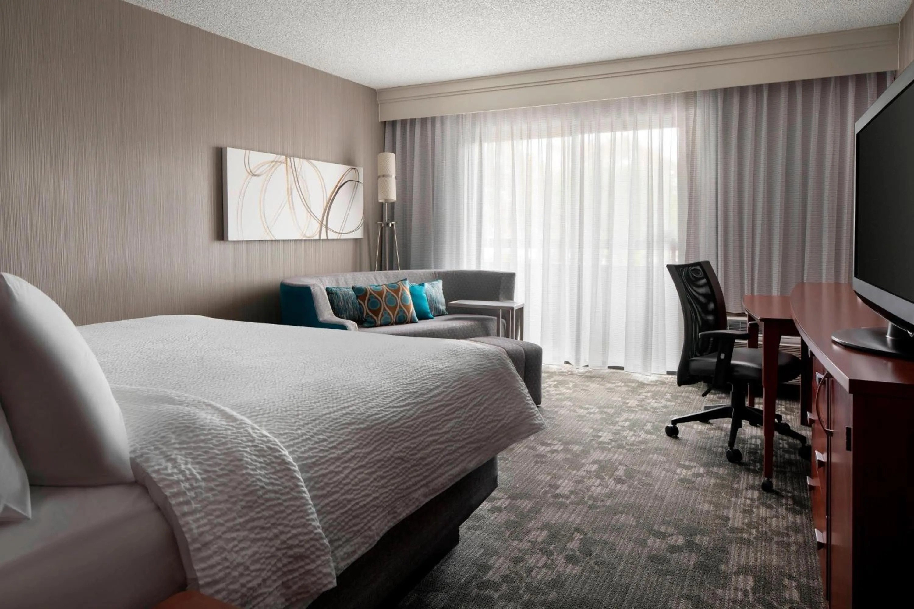 Photo of the whole room, Bed in Courtyard by Marriott San Francisco Airport