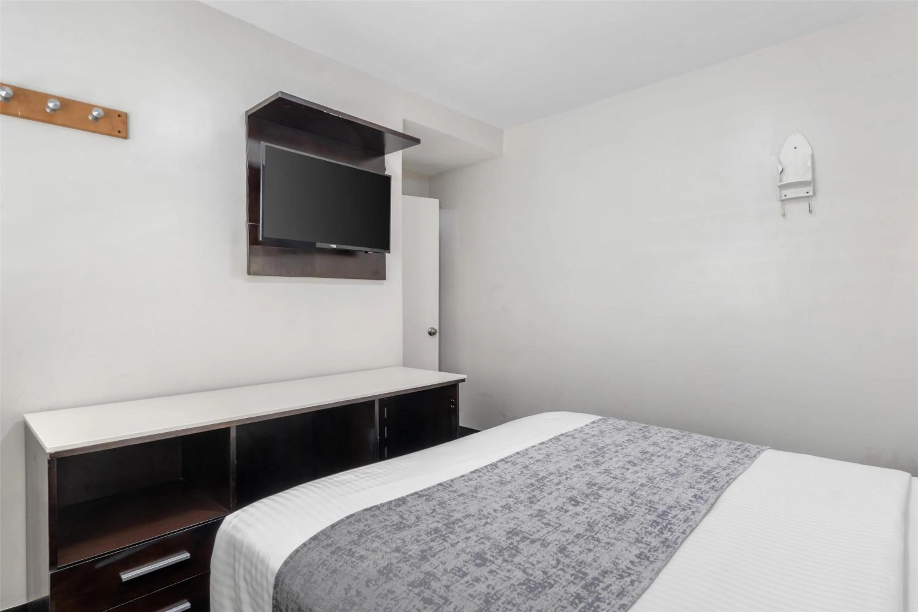 Bedroom, Bed in SureStay Hotel by Best Western Beverly Hills West LA