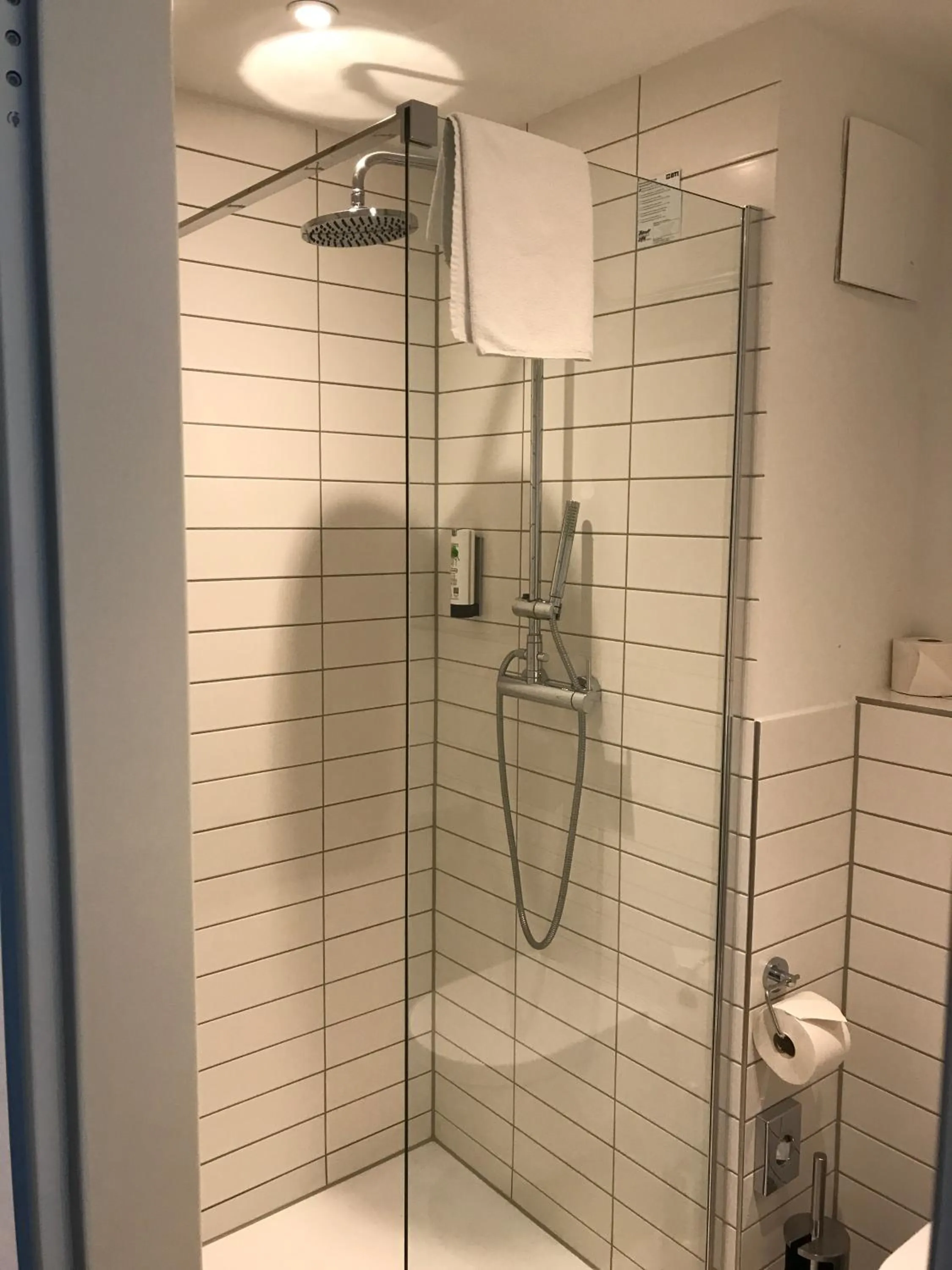 Shower in Country Inn Suitenhotel