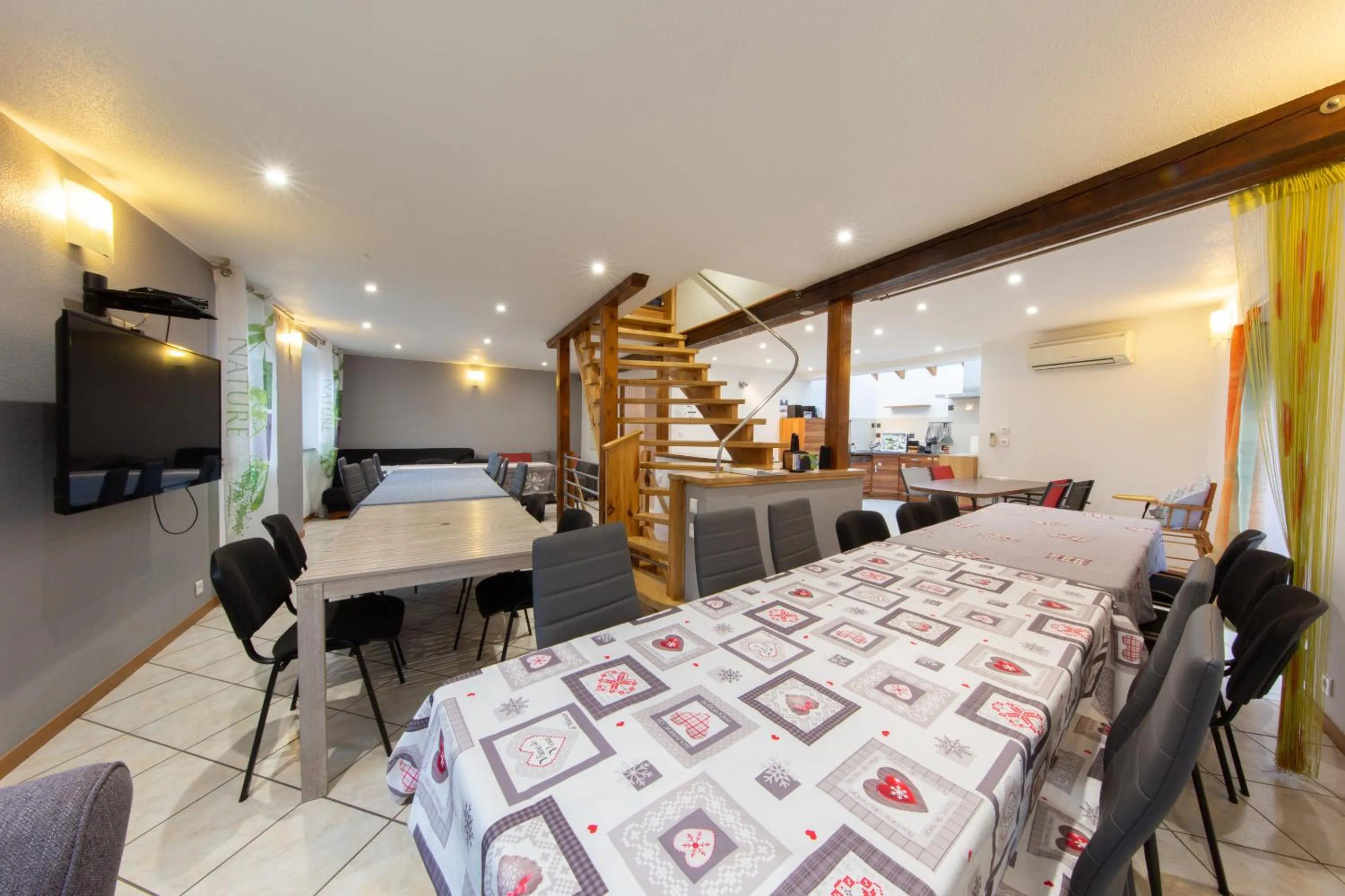 Dining area in Le Domaine du Verger gîtes et SPA
