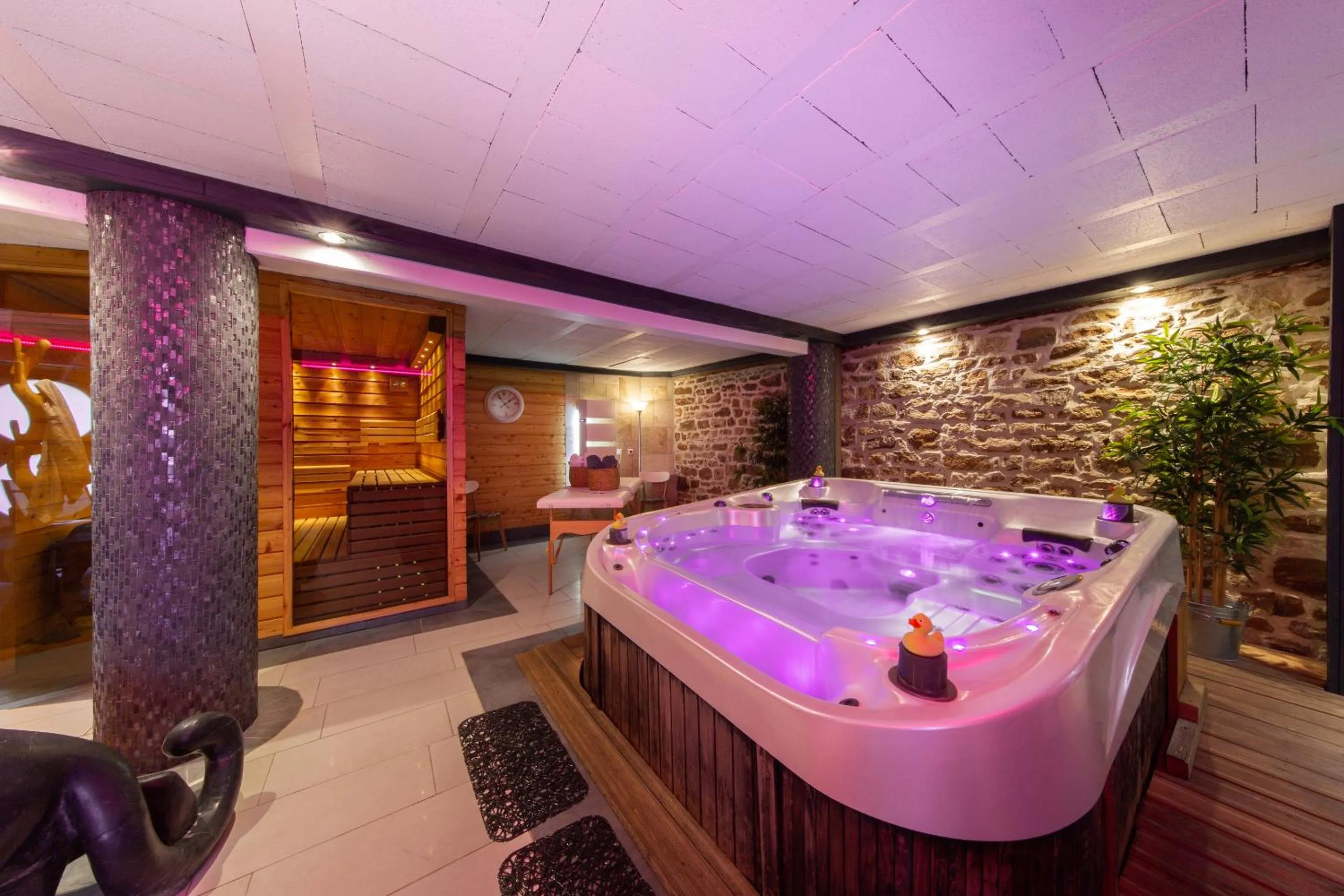 Hot Tub in Le Domaine du Verger gîtes et SPA