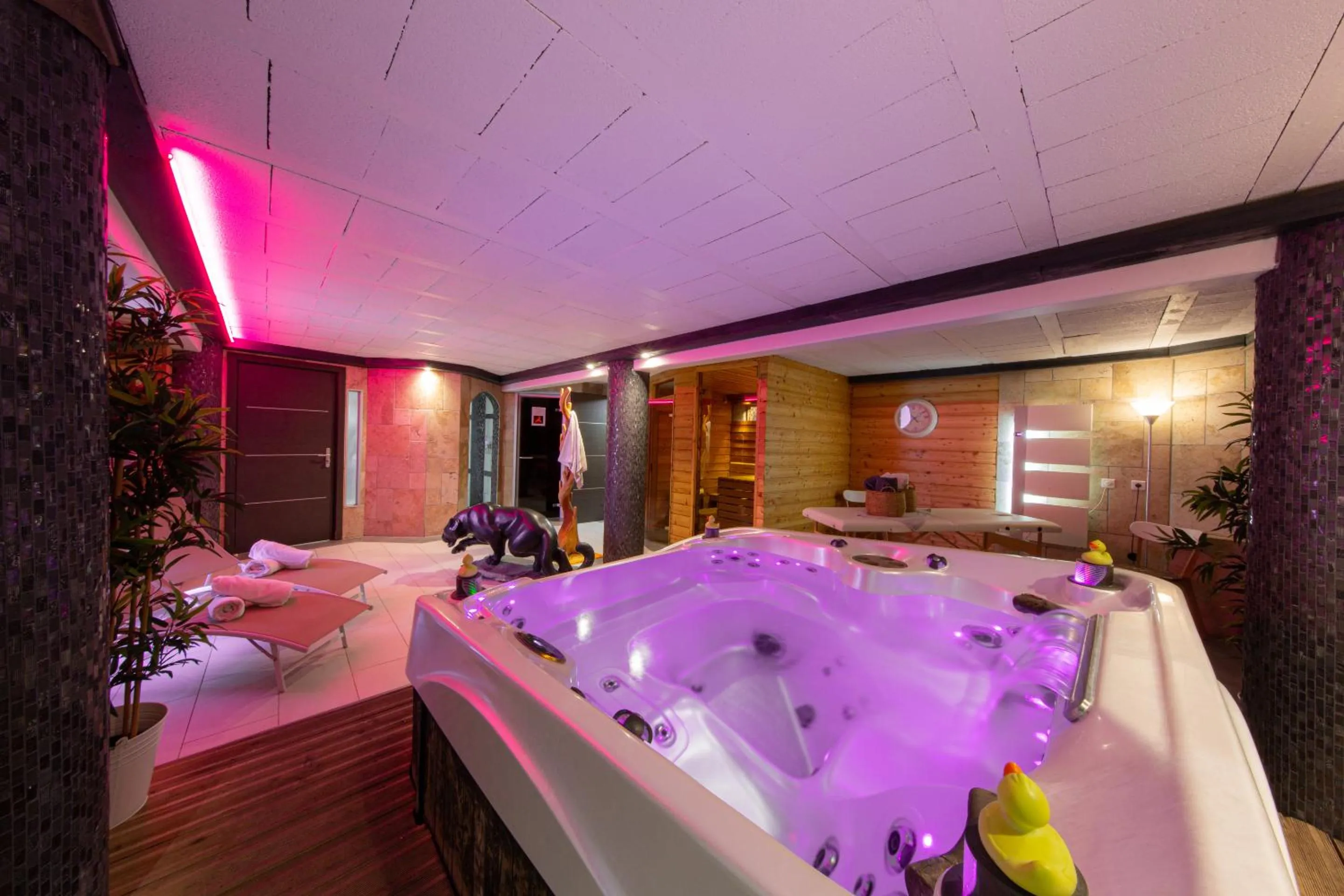 Hot Tub in Le Domaine du Verger gîtes et SPA