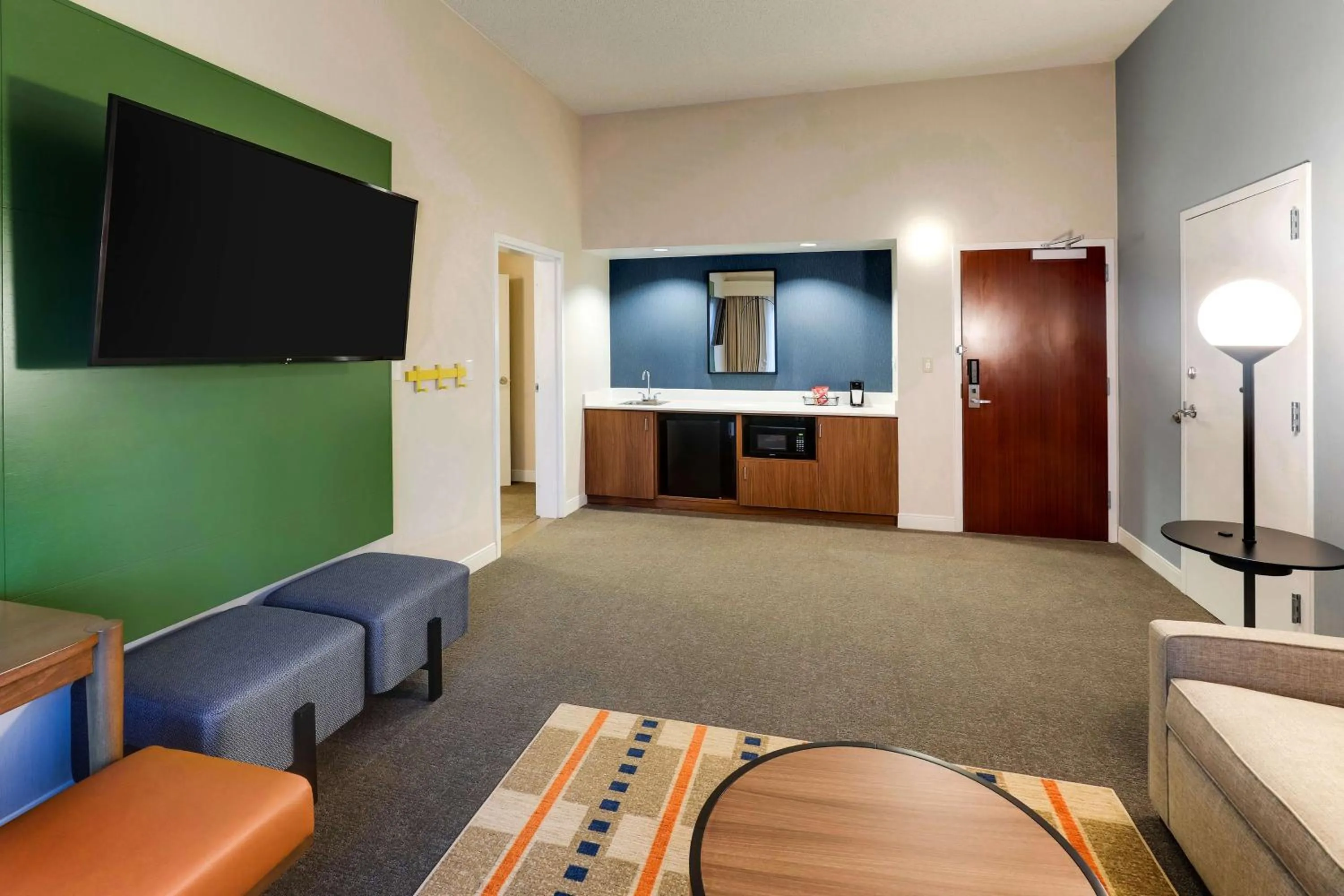 Photo of the whole room in Sonesta Select San Francisco Airport Oyster Point Waterfront