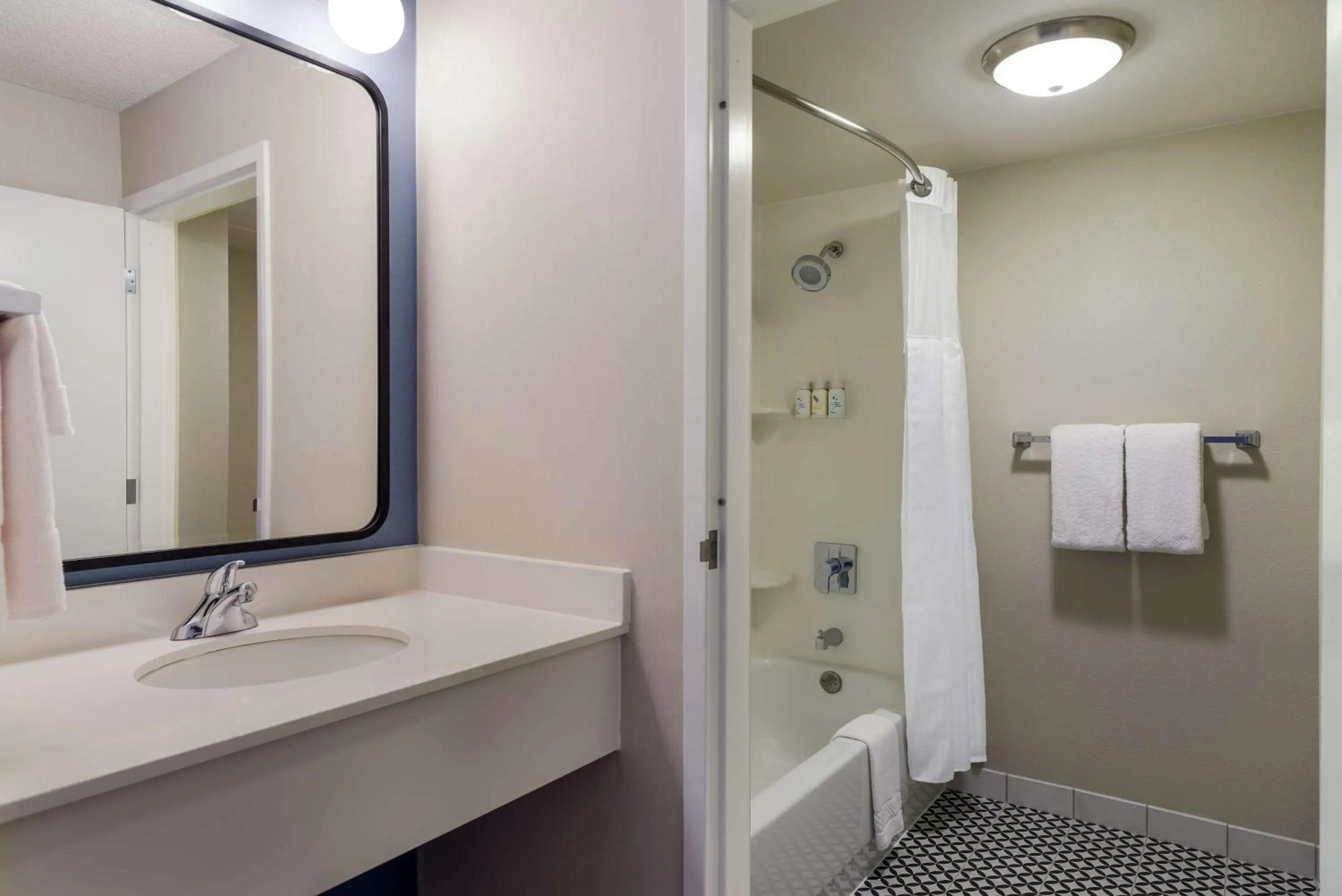 Bathroom in Sonesta Select San Francisco Airport Oyster Point Waterfront