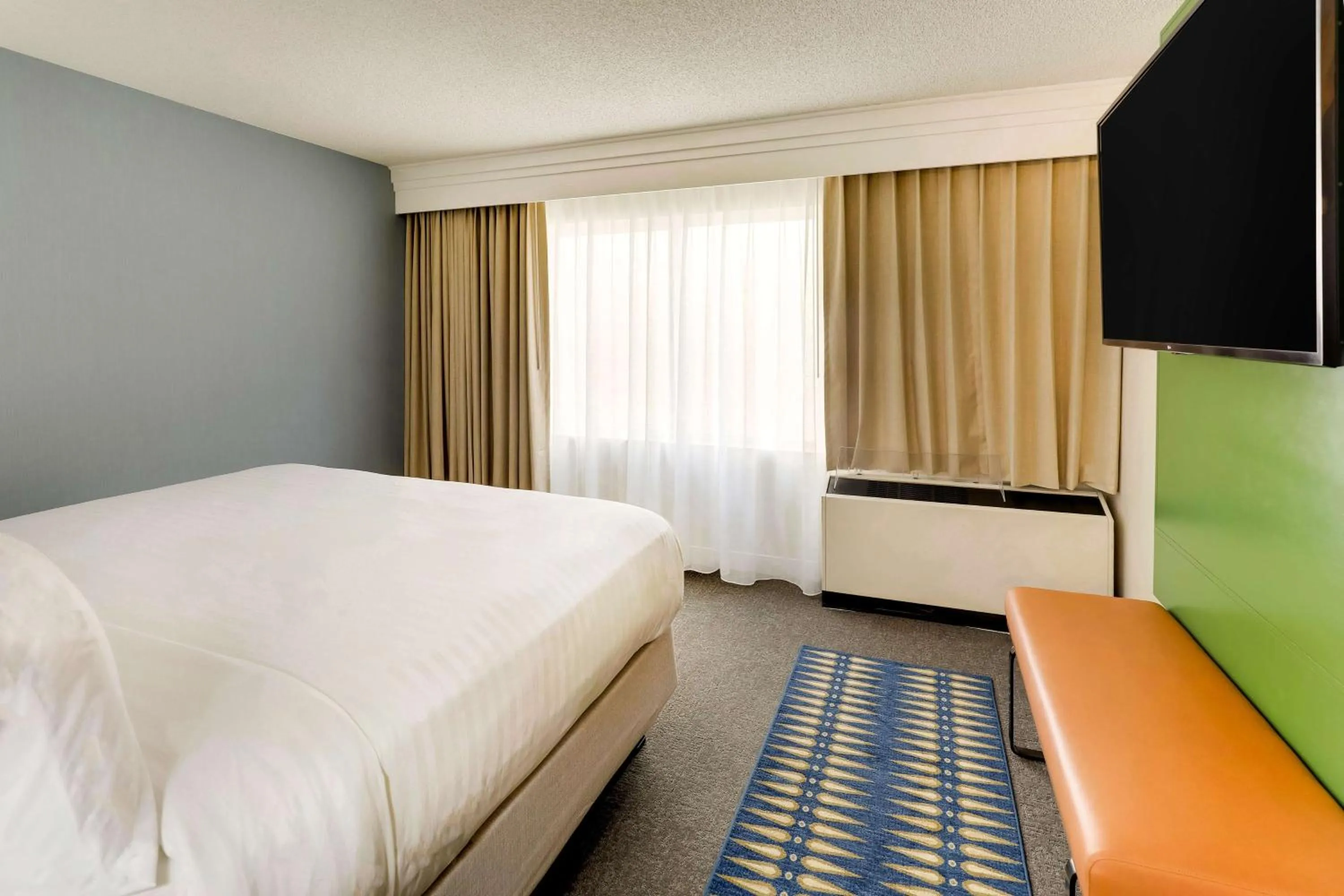 Photo of the whole room, Bed in Sonesta Select San Francisco Airport Oyster Point Waterfront