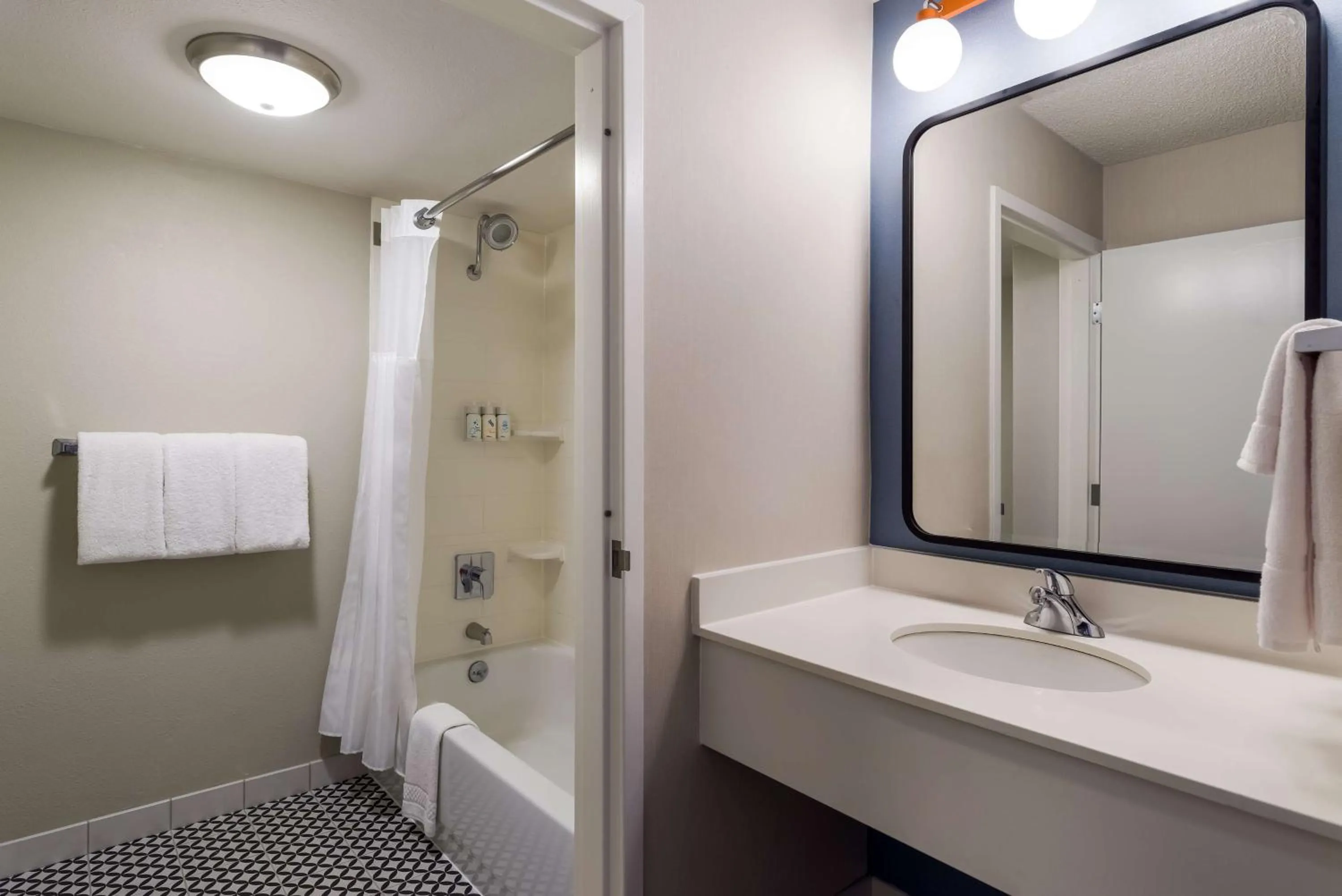 Bathroom in Sonesta Select San Francisco Airport Oyster Point Waterfront