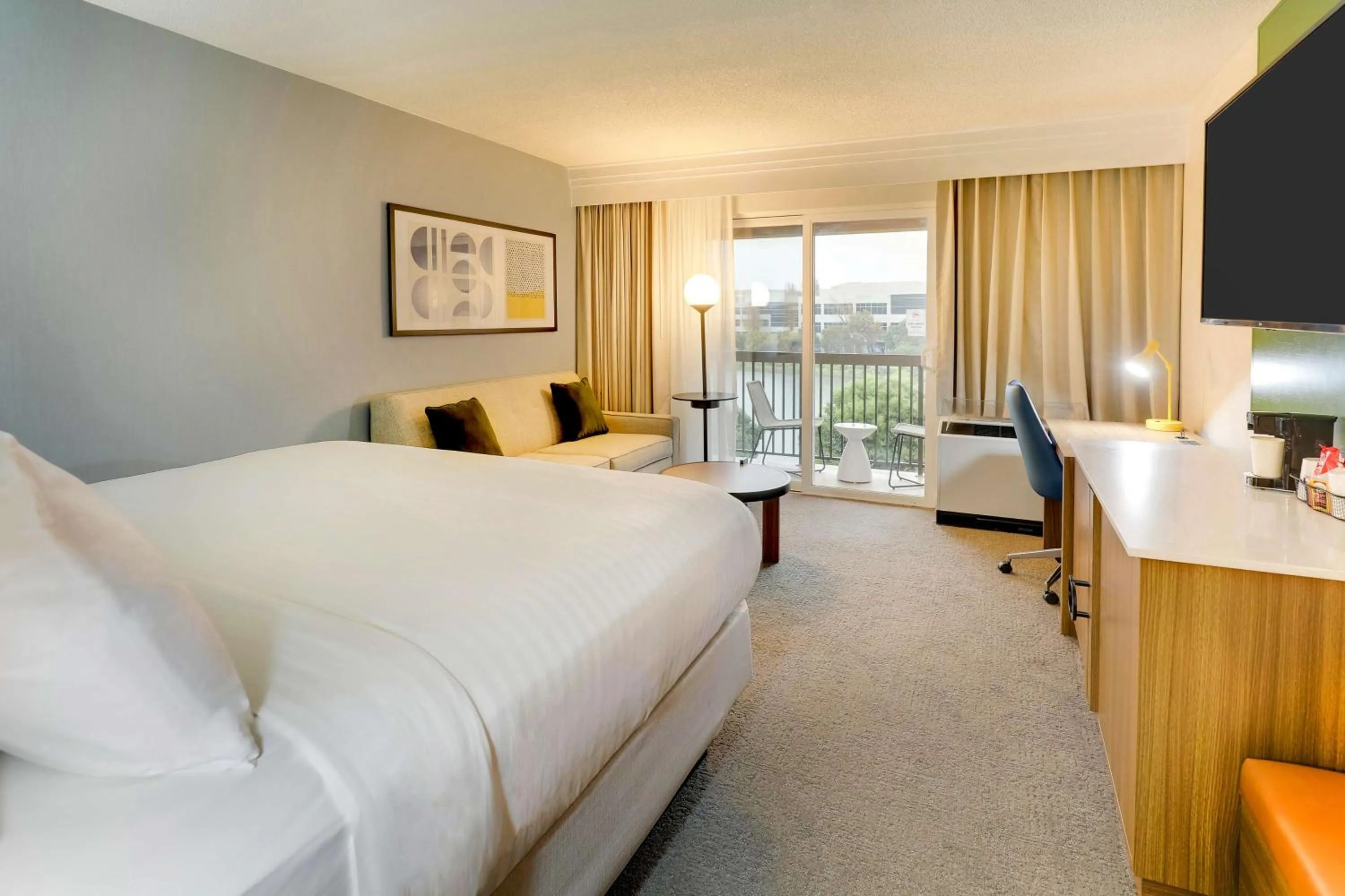 Bedroom, Bed in Sonesta Select San Francisco Airport Oyster Point Waterfront