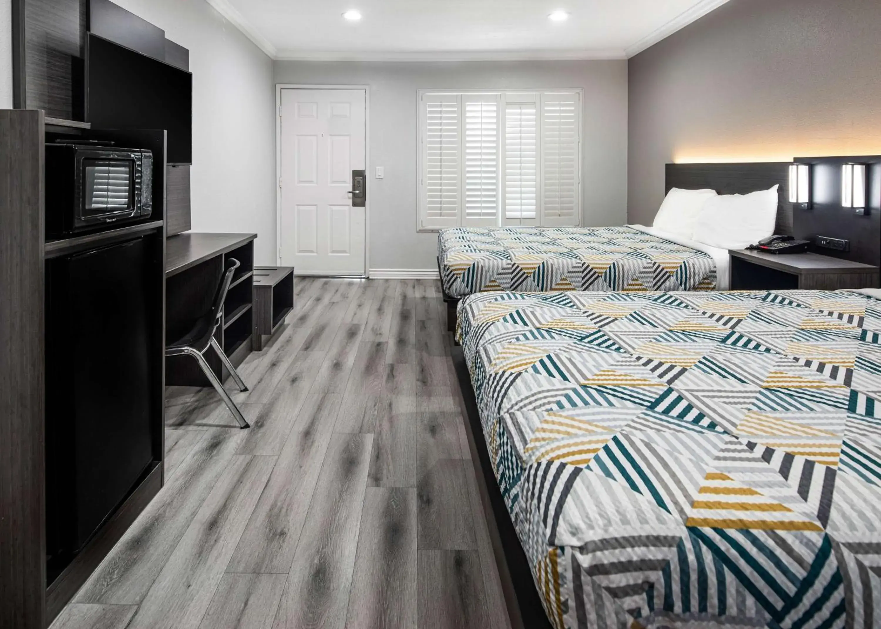 Deluxe Quadruple Room - Non-Smoking in Motel 6-Anaheim, CA - Convention Center Deluxe Quadruple Room - Non-Smoking in Motel 6-Anaheim, CA - Convention Center