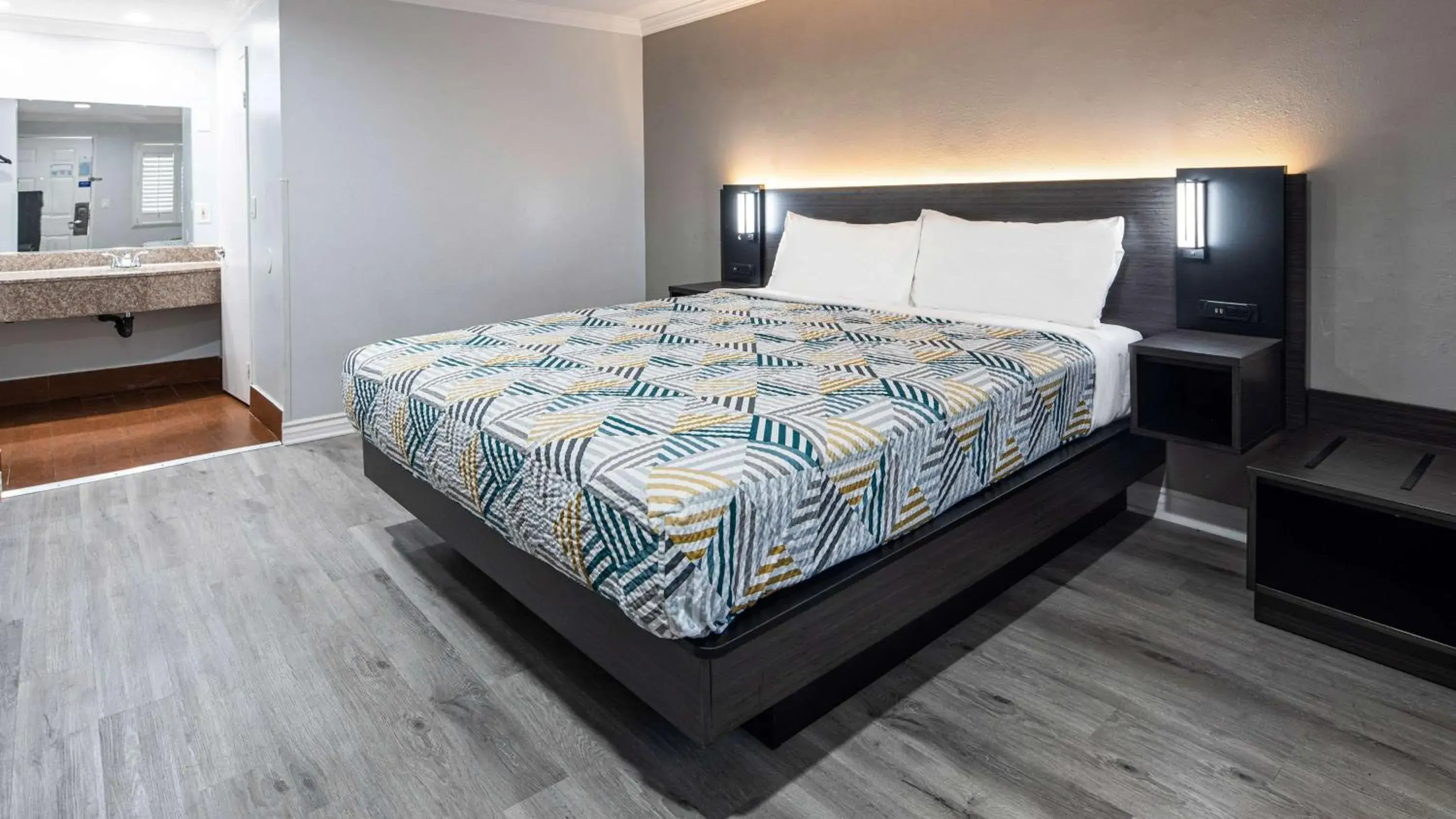 King Room - Non-Smoking in Motel 6-Anaheim, CA - Convention Center King Room - Non-Smoking in Motel 6-Anaheim, CA - Convention Center