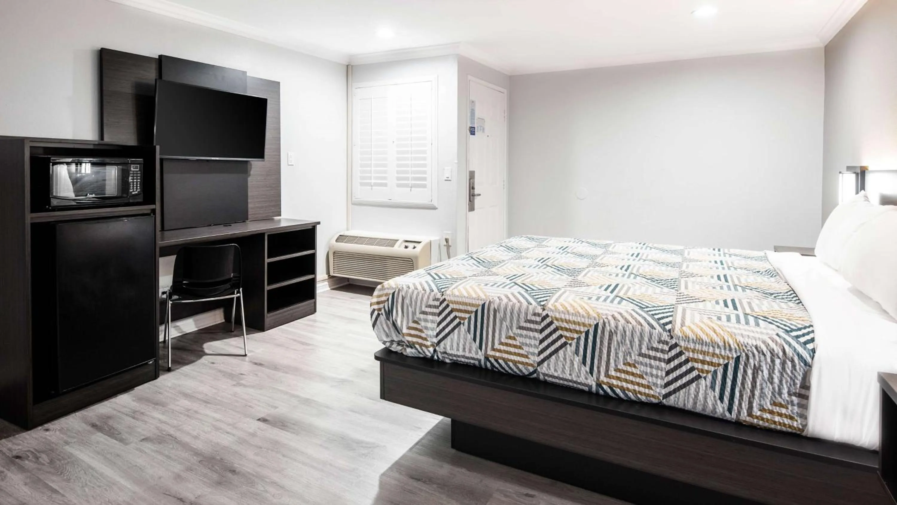 Photo of the whole room in Motel 6-Anaheim, CA - Convention Center