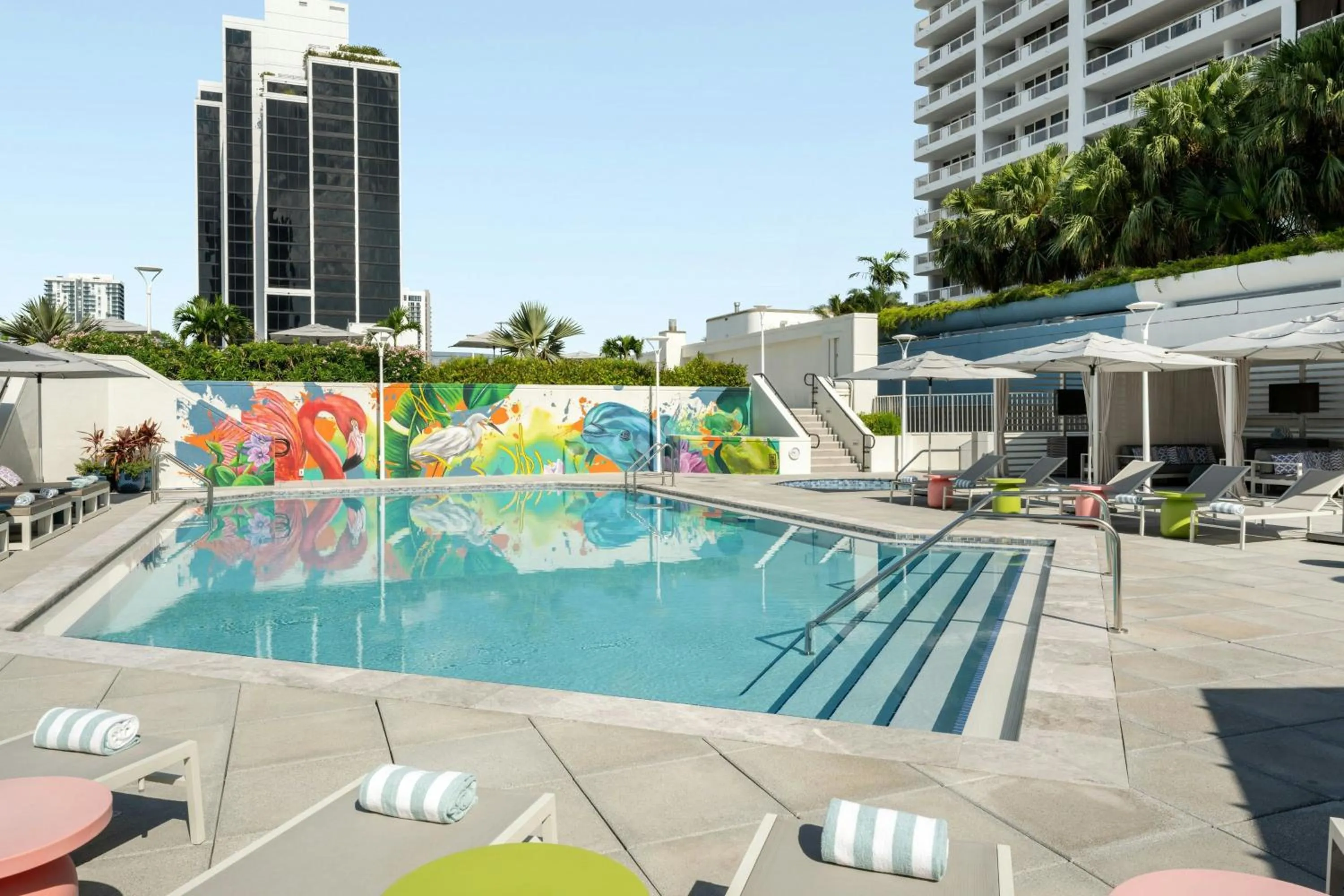 Swimming pool in Miami Marriott Biscayne Bay