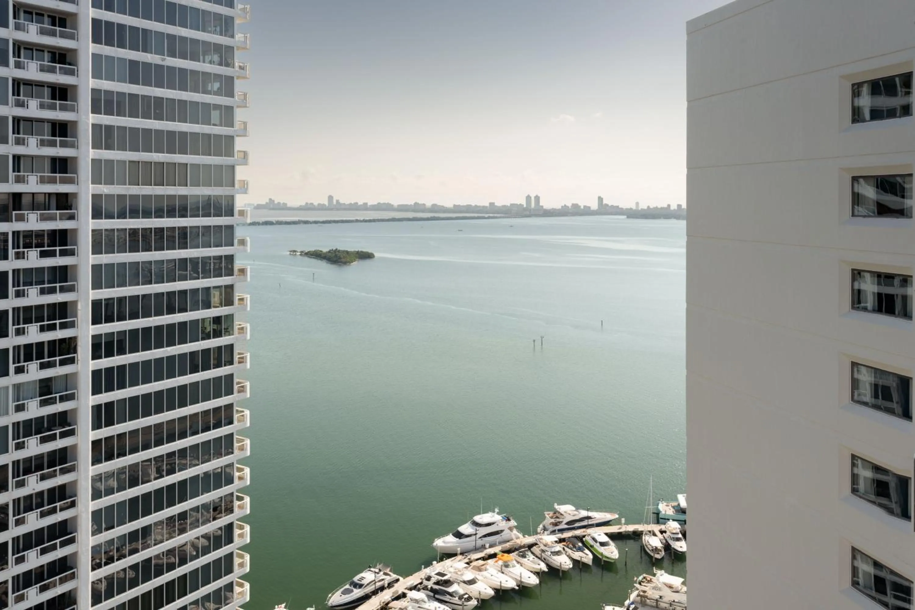 Photo of the whole room in Miami Marriott Biscayne Bay