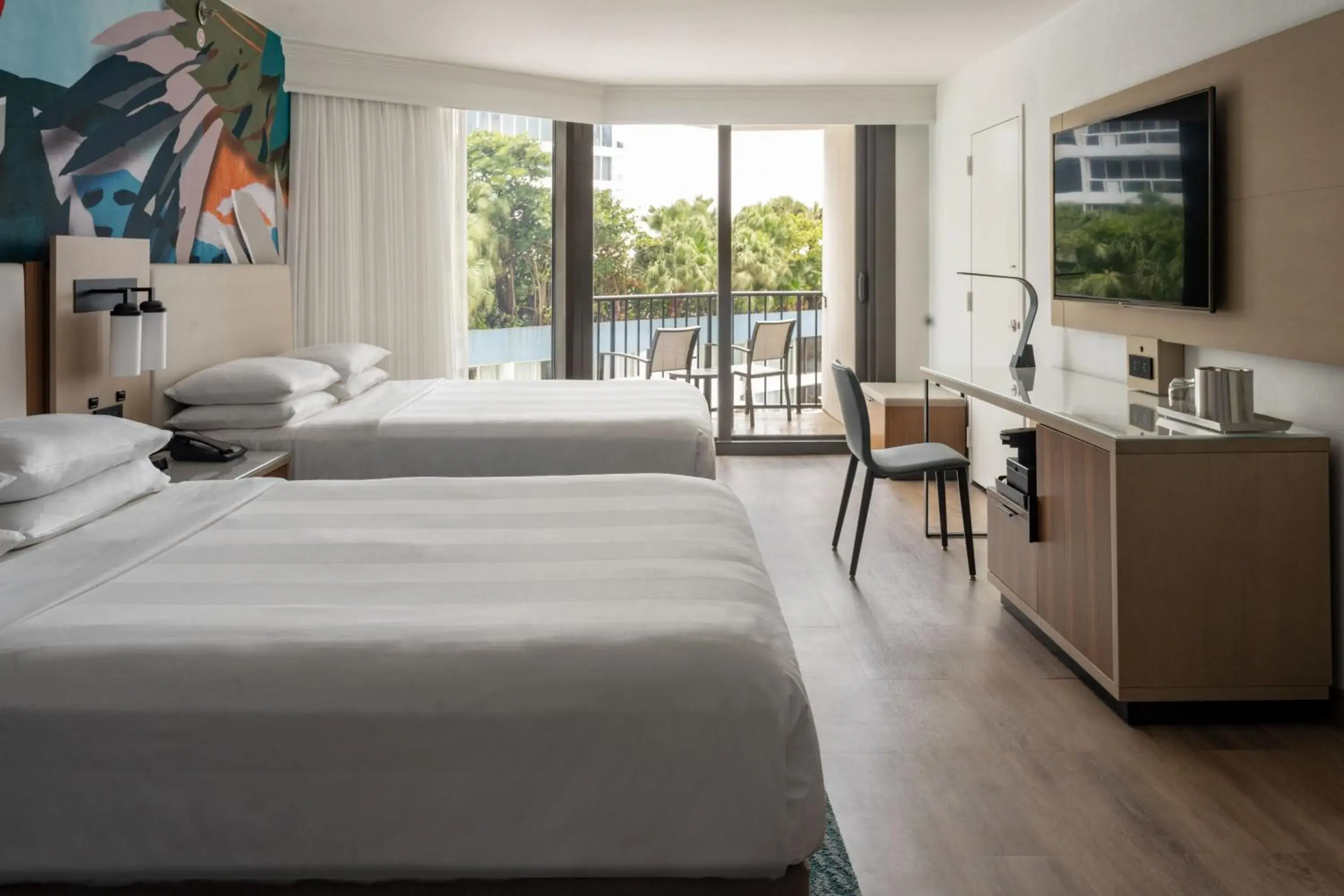 Queen Room with Two Queen Beds and Pool View in Miami Marriott Biscayne Bay Queen Room with Two Queen Beds and Pool View in Miami Marriott Biscayne Bay