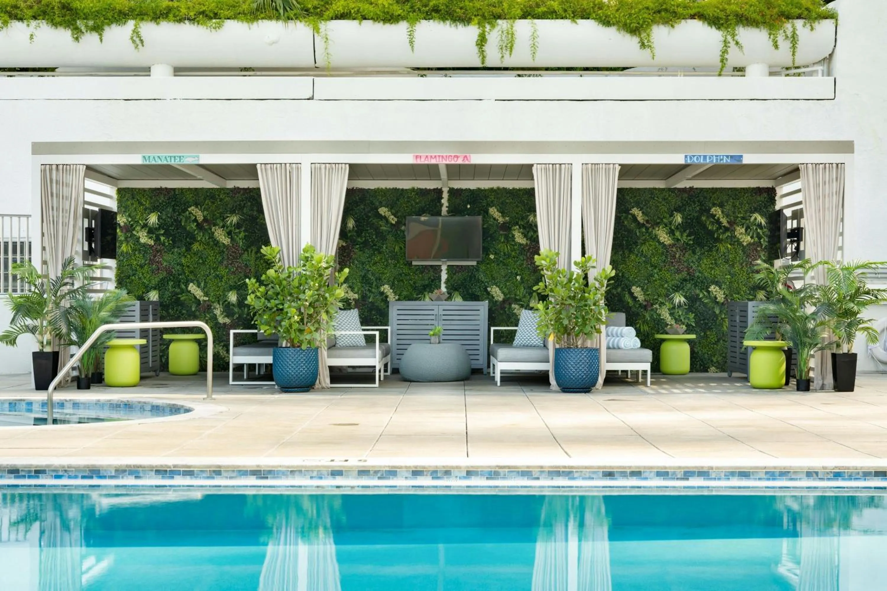 Swimming pool in Miami Marriott Biscayne Bay