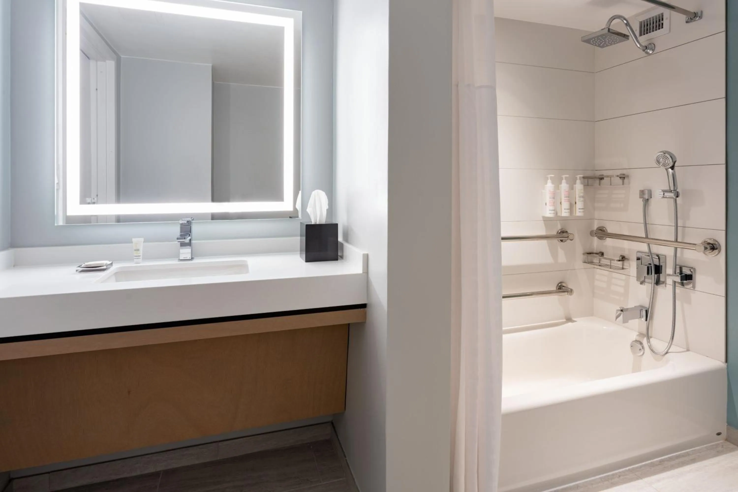 Bathroom in Miami Marriott Biscayne Bay