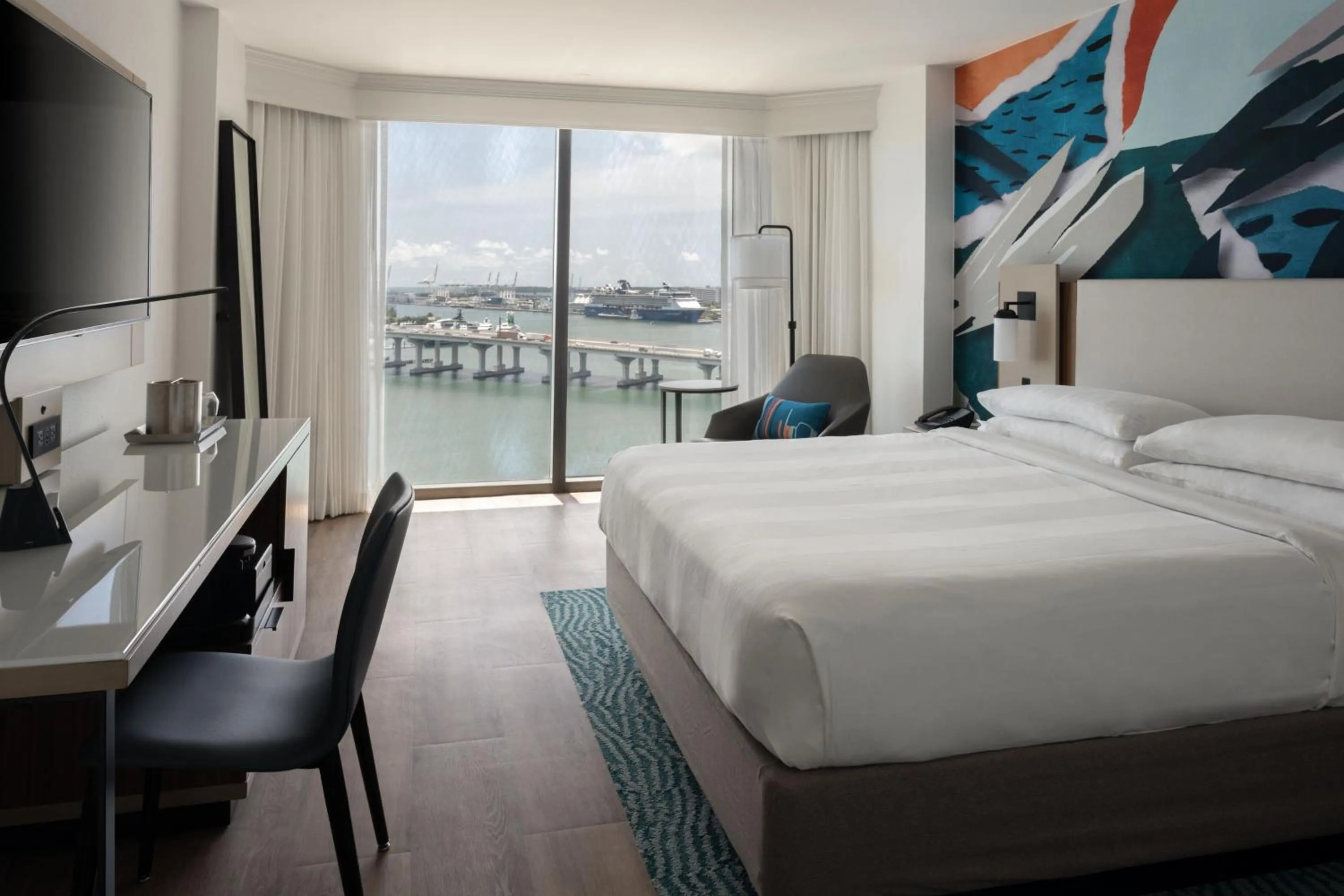 Photo of the whole room, Bed in Miami Marriott Biscayne Bay