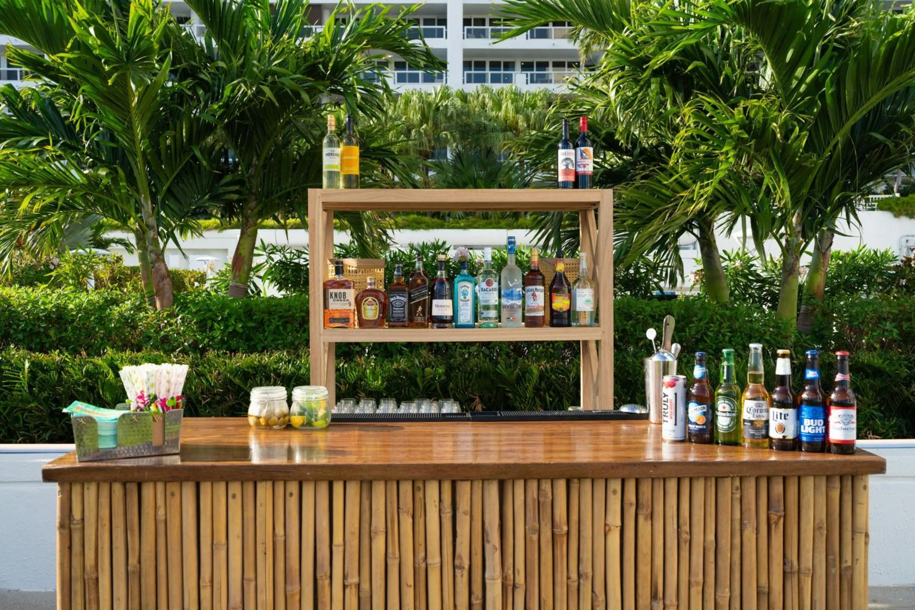 Lounge or bar in Miami Marriott Biscayne Bay