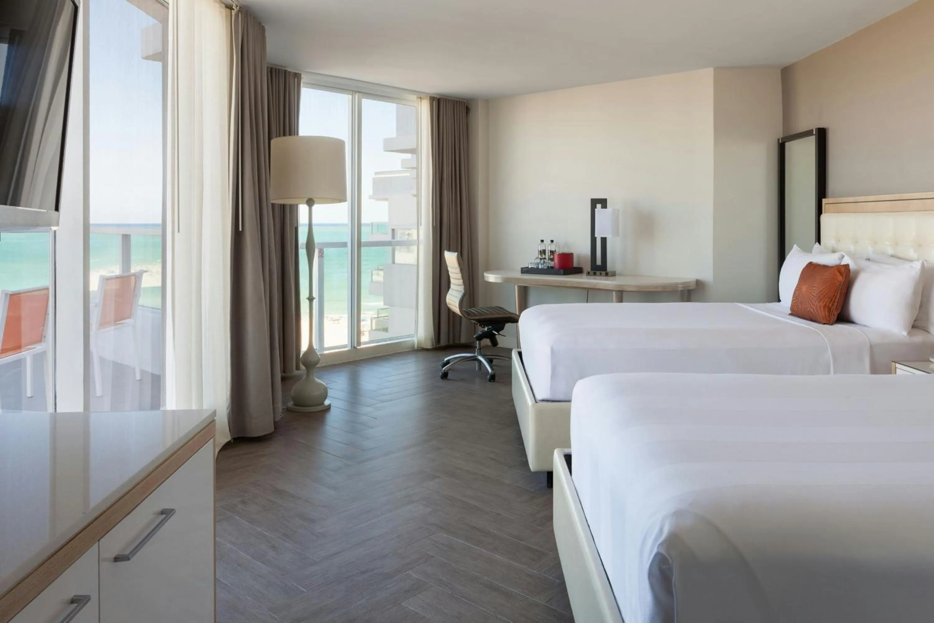 Photo of the whole room, Bed in Marriott Stanton South Beach