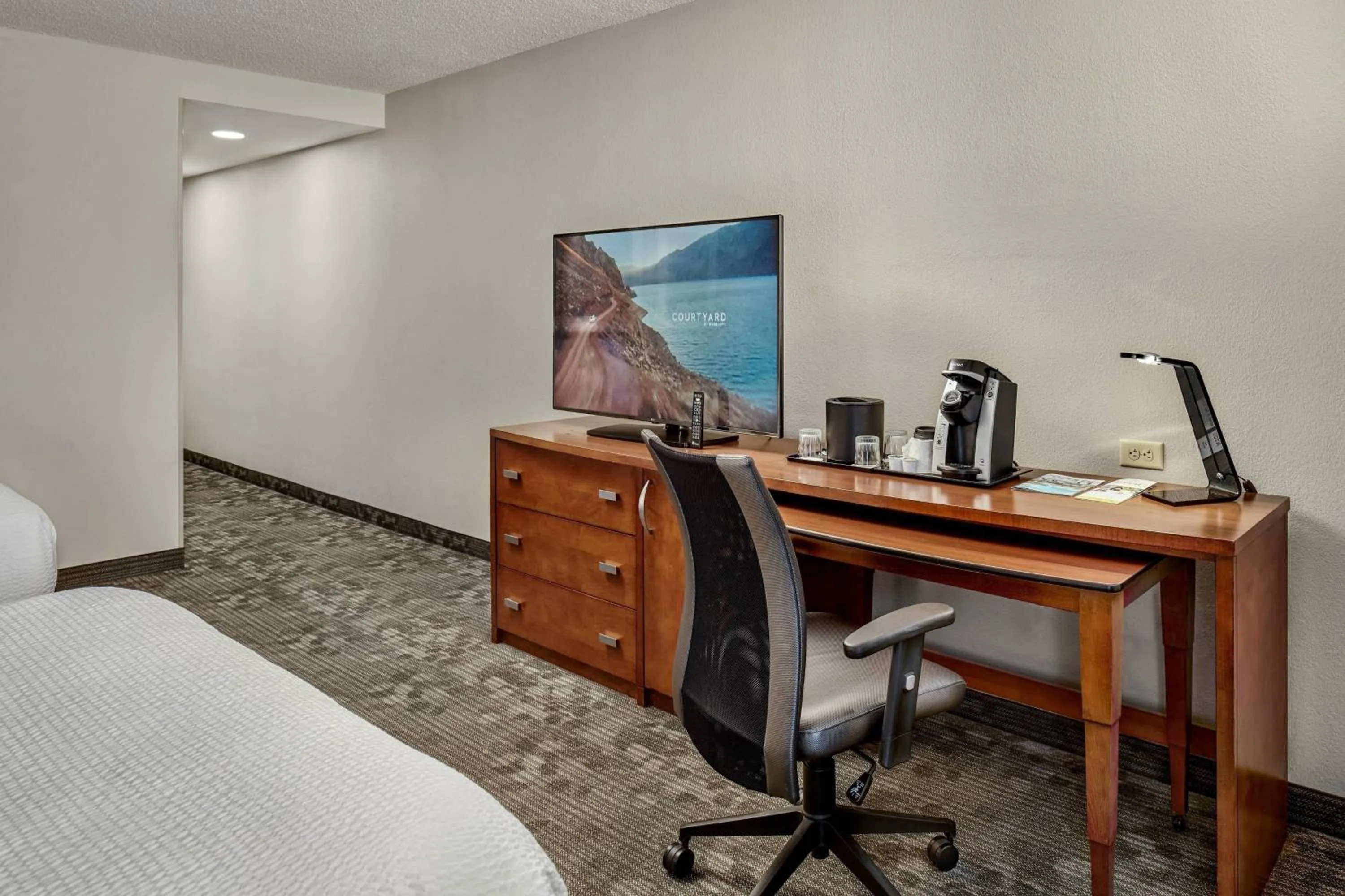 Photo of the whole room in Courtyard Philadelphia/Langhorne