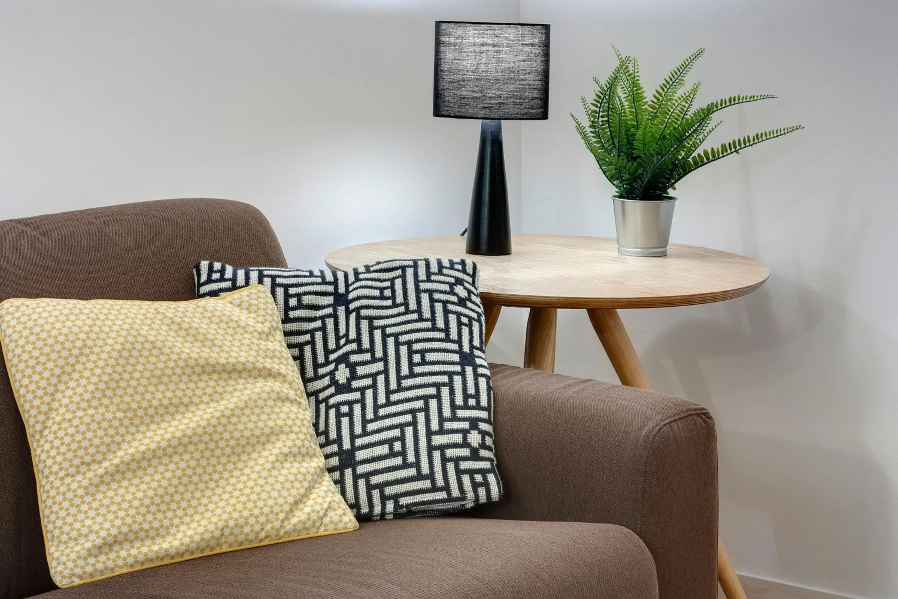 Living room in Costa San Giorgio Apartment by Mamo Florence